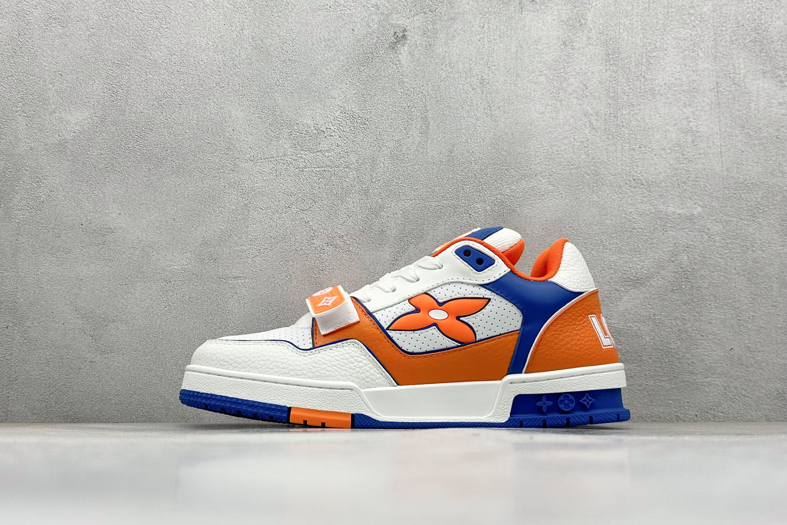 💰420
Louis Vuitton Trainer lv时装走秀运动鞋 
完美鞋型超高的清洁度 零毛边线头瑕疵 全套原楦原纸版原鞋开模 全网最具灵魂的版型 正确原装黄色鞋盒 正确中底印花 鞋面印花3D高频深度立体 全鞋电脑针车 紧密相连 针距密度一致 环保乳胶注塑鞋垫 厚度脚感还原原版 皮面裁剪部位 统一油边封口工艺 原装橡胶大底含胶量大底组合零偏差 专柜全套包装 防尘袋 说明书 
尺码：39-45
编码：56