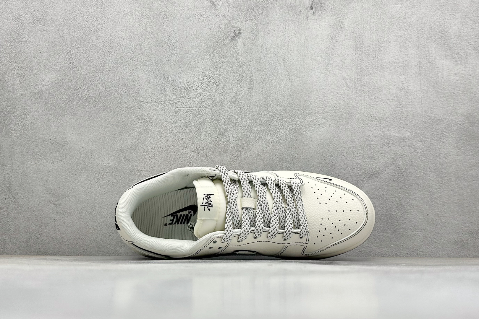 280 Nike SB Dunk Low 斯图西联名 米黑线灰银 高端定制 低帮休闲板鞋 HH7518-097-Chinese UA Cheap High Quatity Brand Clothes Bags handbags Sneakers wholesale wholesaler seller from China Factory suppliers Fashion Clothing Shoes best Quality Beautiful Price 280 Nike SB Dunk Low 斯图西联名 米黑线灰银 高端定制 低帮休闲板鞋 HH7518-097