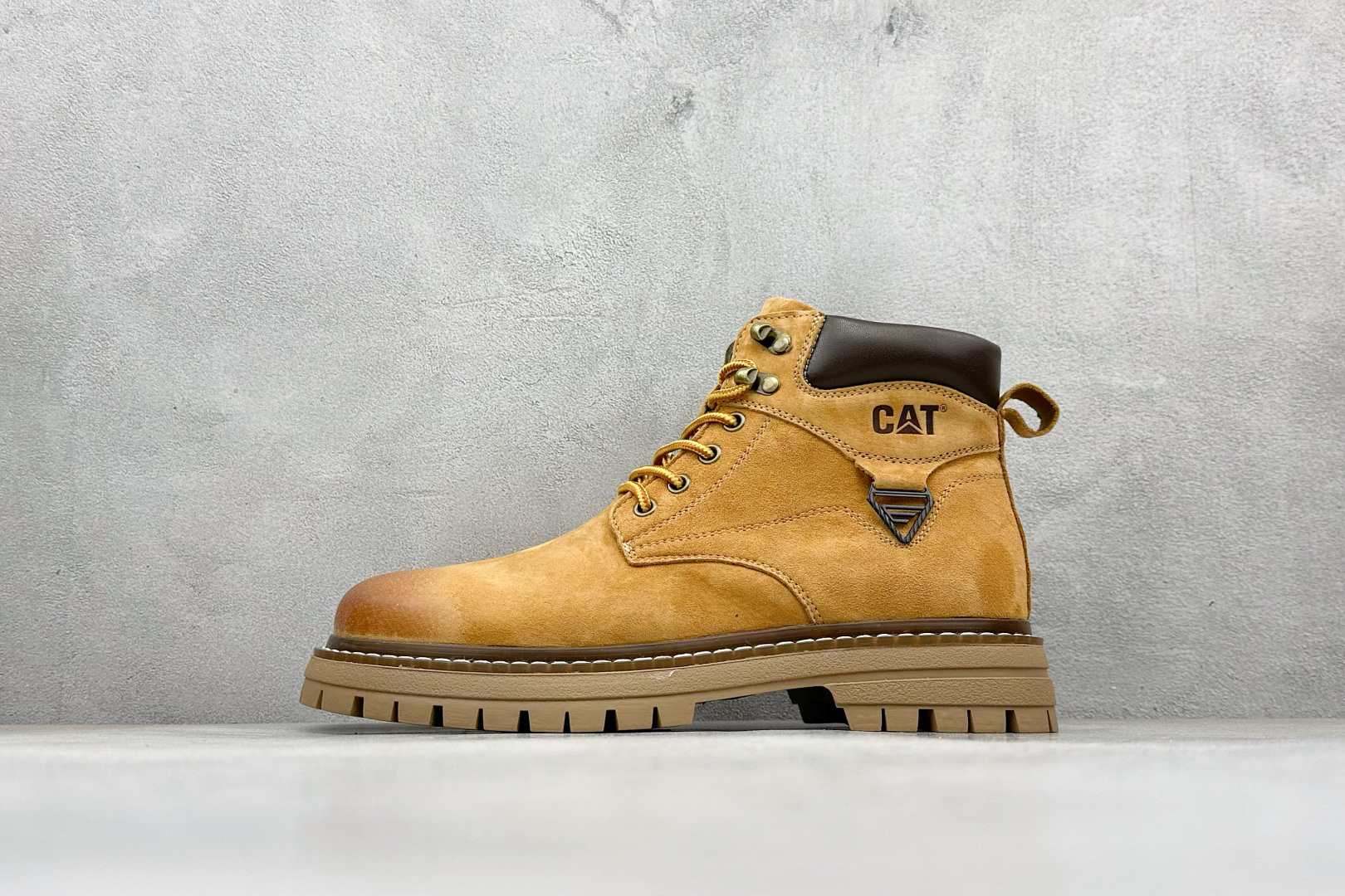 💰240
CAT卡特 硬汉推土机品牌经典百搭户外休闲大黄靴系列 广东大厂品质 秋冬新款 常年主打 时尚潮流搭配 面料釆用意大利进口磨砂牛皮 全鞋真牛皮材料 大底到五金都是代工厂原材料制作 好货不杀猪  首单质量严格把控 全套官网统一包装 今年冬季防寒户外专用 日常随意搭配 型男必备 
货号：P721906
尺码：39 40 41 42 43 44 (偏大一码)
编码：38