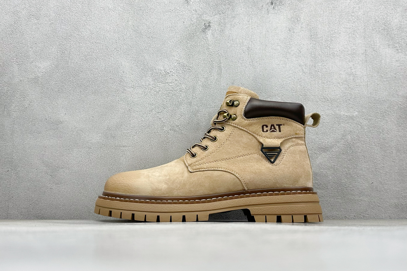 💰240
CAT卡特 硬汉推土机品牌经典百搭户外休闲大黄靴系列 广东大厂品质 秋冬新款 常年主打 时尚潮流搭配 面料釆用意大利进口磨砂牛皮 全鞋真牛皮材料 大底到五金都是代工厂原材料制作 好货不杀猪  首单质量严格把控 全套官网统一包装 今年冬季防寒户外专用 日常随意搭配 型男必备 
货号：P721906
尺码：39 40 41 42 43 44 (偏大一码)
编码：38