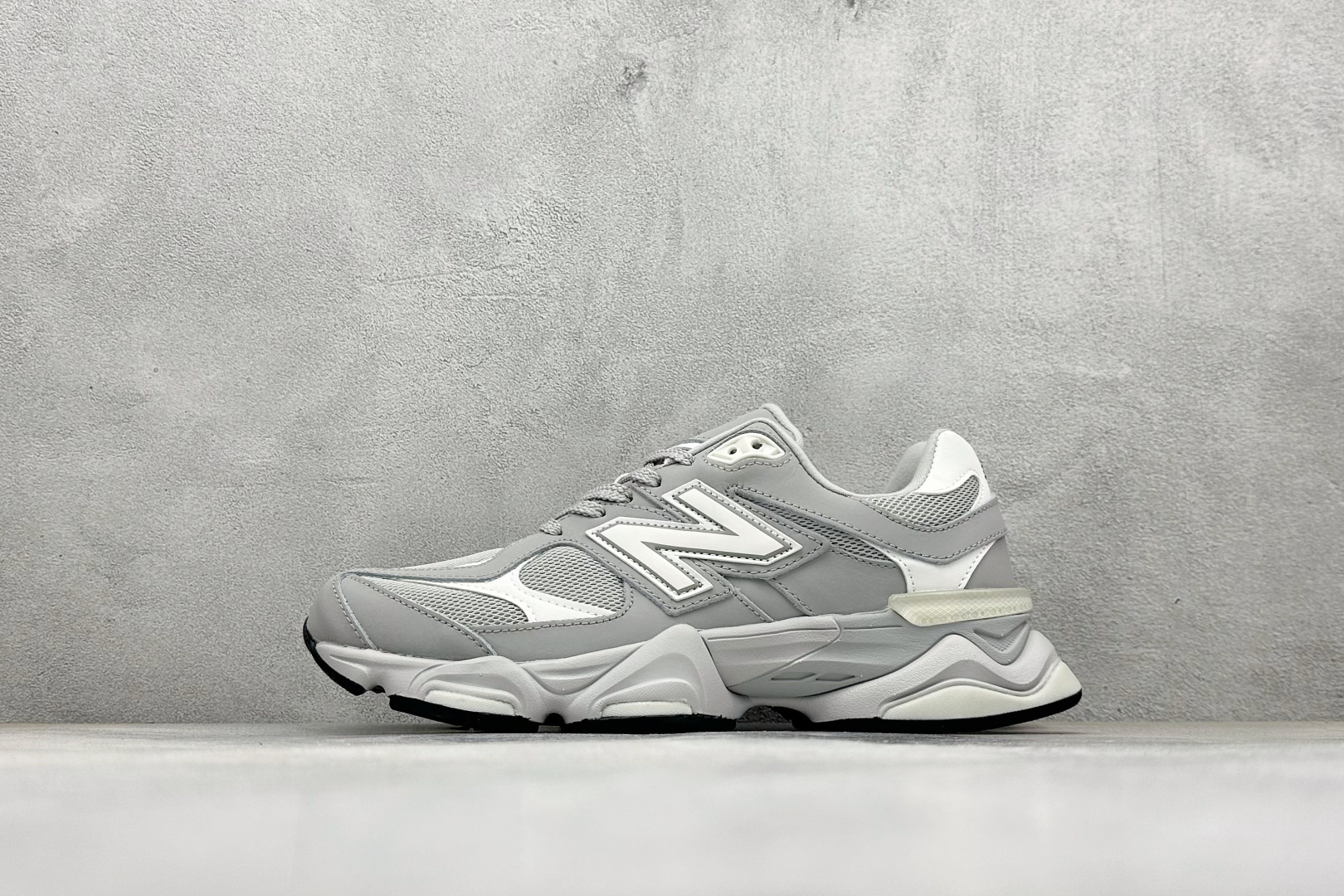 Joe Freshgoods x New Balance NB9060 联名款 复古休闲运动慢跑鞋 鞋款灵感源自设计师本人对夏日的怀日回忆.鞋面大身由空间双格及磨砂鞋面拼接而生,配以柔和、温暖的粉橘色调,夏日氛围拉满#采用大面积网眼以及麂皮材质覆盖鞋身,还原经典气质.搭载ABZORB避震科技,由泡沫聚酯制成,上脚可以有效减少由鞋底反弹对身体及双腿的冲击力 官方货号: U9060JRG 编码:32