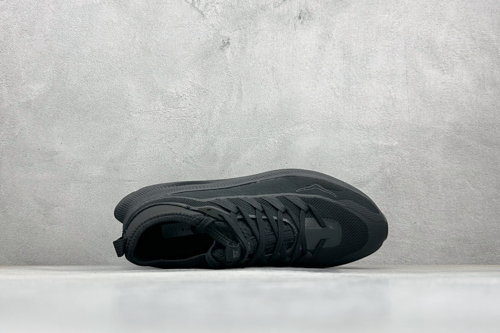 💰210
HOKA M KAWANA MID 轻量中帮户外越野跑鞋 户外山脉越野轻量运动跑鞋 
鞋面用轻的无缝架构 鞋带用了弹性不易松脱的扁宽弹性鞋带 轻薄的TPU贴在透气的鞋面上
前掌与中掌部分进行加宽 橡胶大底 EVA缓震鞋底用滚动平衡技术引导跑者自然步态 
货号：1169270/BBNB
尺码：39-46
编码：35