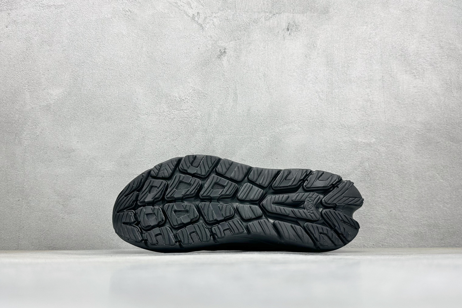 💰210
HOKA M KAWANA MID 轻量中帮户外越野跑鞋 户外山脉越野轻量运动跑鞋 
鞋面用轻的无缝架构 鞋带用了弹性不易松脱的扁宽弹性鞋带 轻薄的TPU贴在透气的鞋面上
前掌与中掌部分进行加宽 橡胶大底 EVA缓震鞋底用滚动平衡技术引导跑者自然步态 
货号：1169270/BBNB
尺码：39-46
编码：35