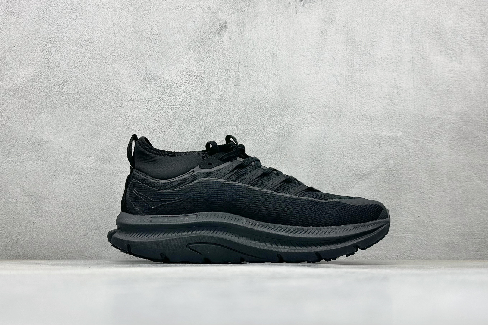 💰210
HOKA M KAWANA MID 轻量中帮户外越野跑鞋 户外山脉越野轻量运动跑鞋 
鞋面用轻的无缝架构 鞋带用了弹性不易松脱的扁宽弹性鞋带 轻薄的TPU贴在透气的鞋面上
前掌与中掌部分进行加宽 橡胶大底 EVA缓震鞋底用滚动平衡技术引导跑者自然步态 
货号：1169270/BBNB
尺码：39-46
编码：35