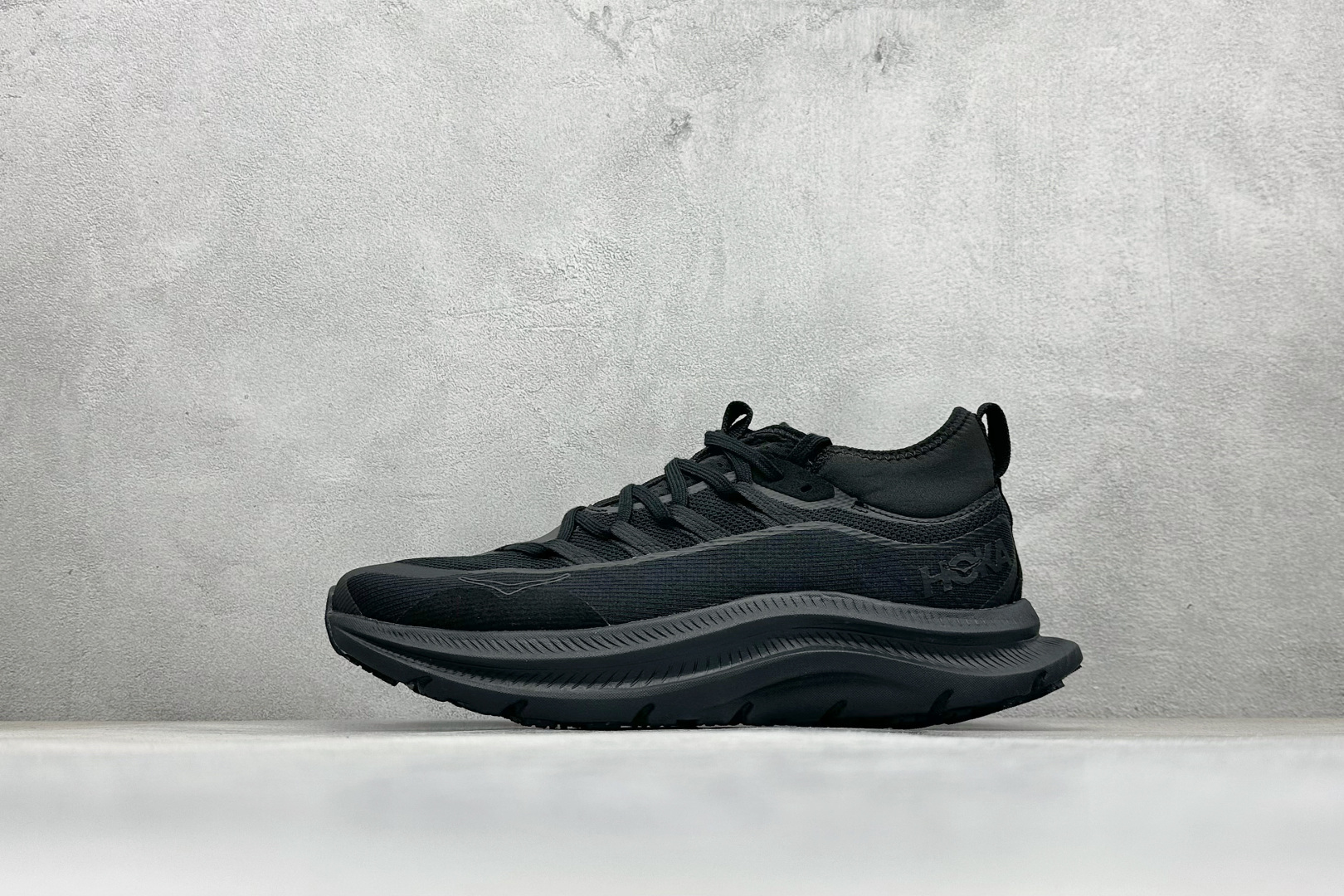 💰210
HOKA M KAWANA MID 轻量中帮户外越野跑鞋 户外山脉越野轻量运动跑鞋 
鞋面用轻的无缝架构 鞋带用了弹性不易松脱的扁宽弹性鞋带 轻薄的TPU贴在透气的鞋面上
前掌与中掌部分进行加宽 橡胶大底 EVA缓震鞋底用滚动平衡技术引导跑者自然步态 
货号：1169270/BBNB
尺码：39-46
编码：35