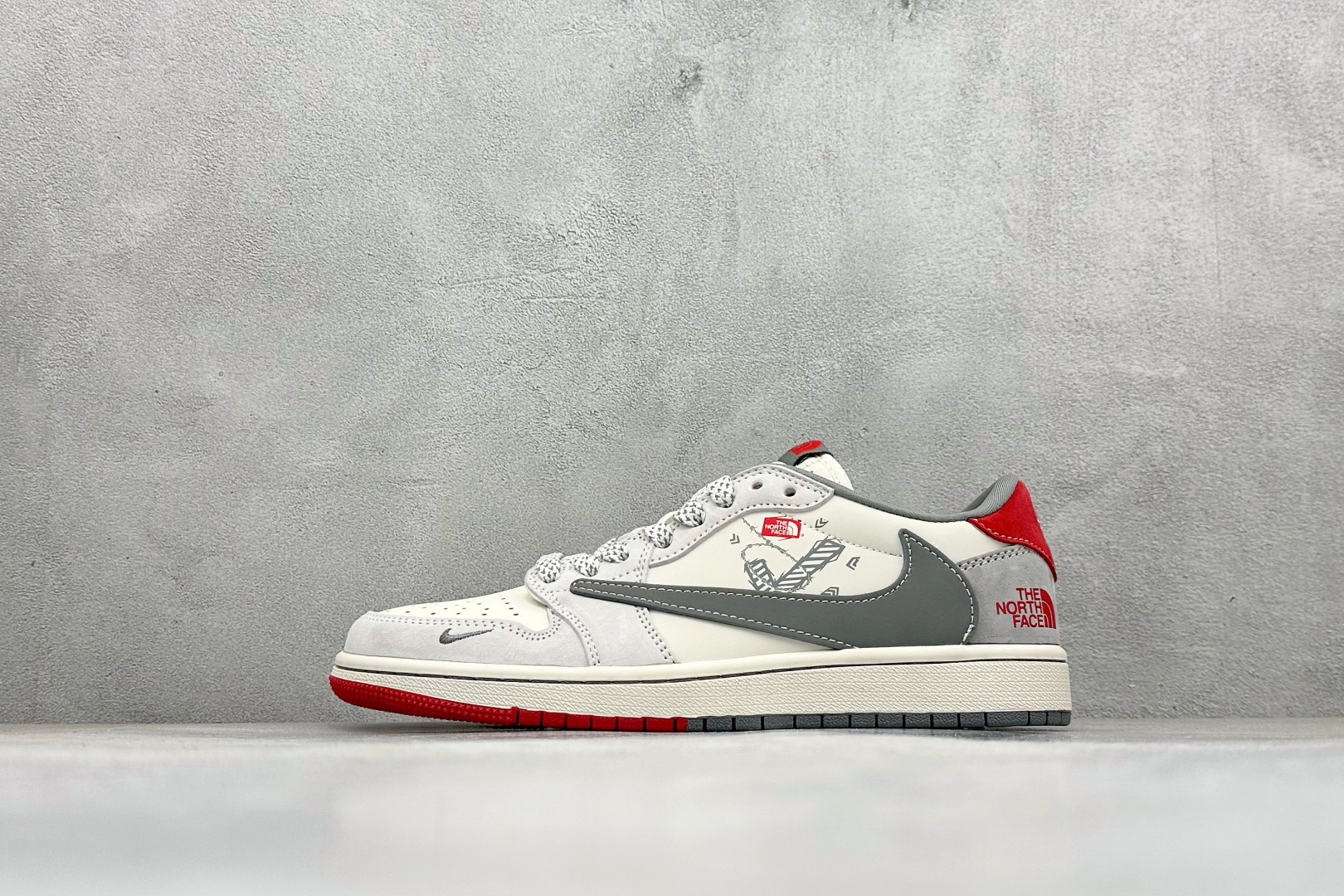 💰220
Travis Scott x Nike Air Jordan 1 Low x The North Face
Air Jordan 1 Low 反转灰白小勾满天星倒钩 
全鞋采用原装头层皮，用料扎实 精雕细琢
鞋型极致还原 飞翼3D打印改良 深度立体 
四线中底拉帮皮料选材 钢印 背胶一应俱全 全新批次 原装原模大底全鞋原厂定制皮料，手感细腻正确折边工艺 完美细节诠释
官方货号：HS8068 042
Size：36 36.5 37.5 38 38.5 39 40 40.5 41 42 42.5 43 44 44.5 45
编码：36