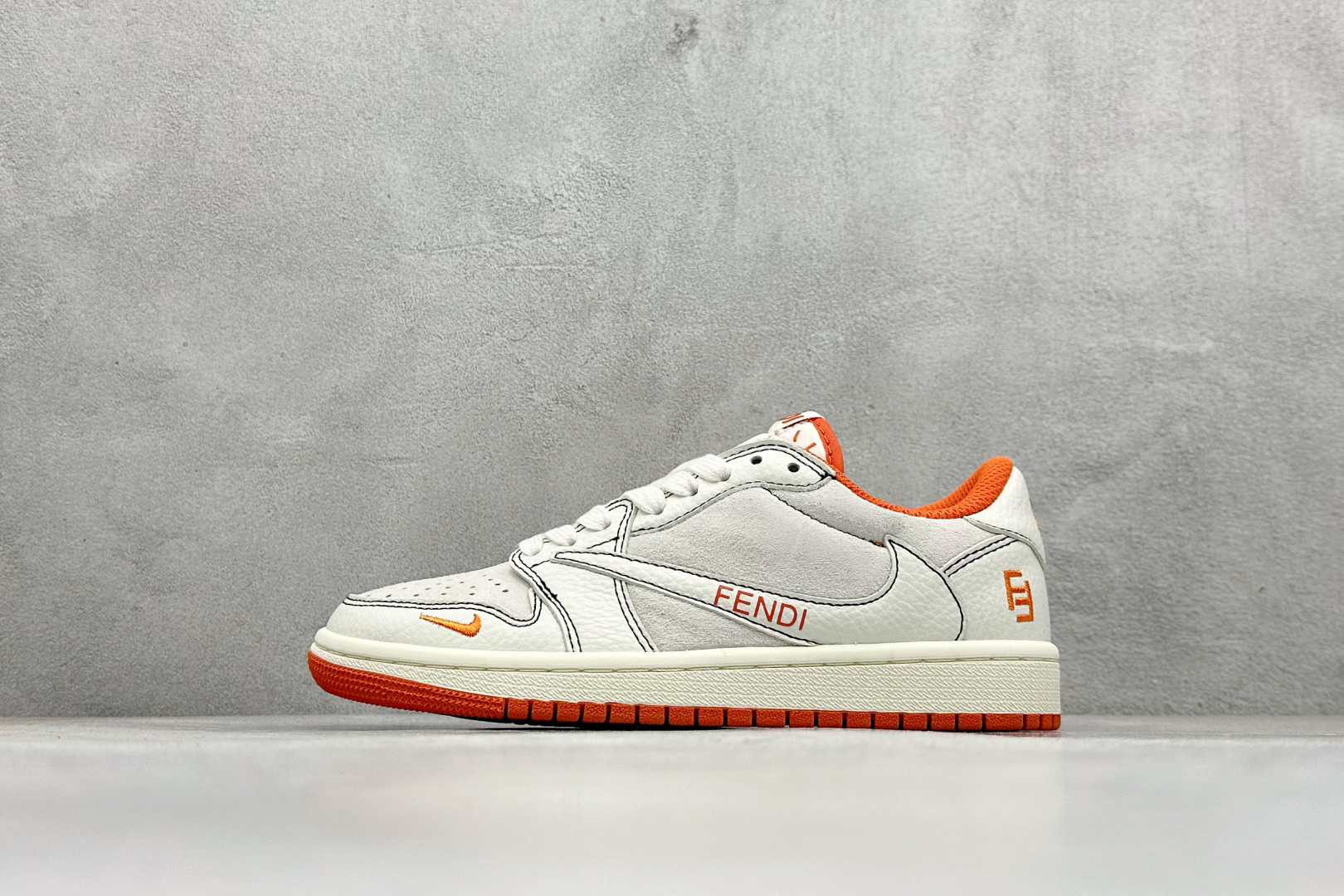 Air Jordan 1 Low AJ1 乔1芬迪联名 高端定制 低帮复古篮球鞋 定制鞋盒 大厂纯原品质出货 超高清洁度 皮料切割干净无任何毛边 细节完美 货号:XZ5749-002 编码:30