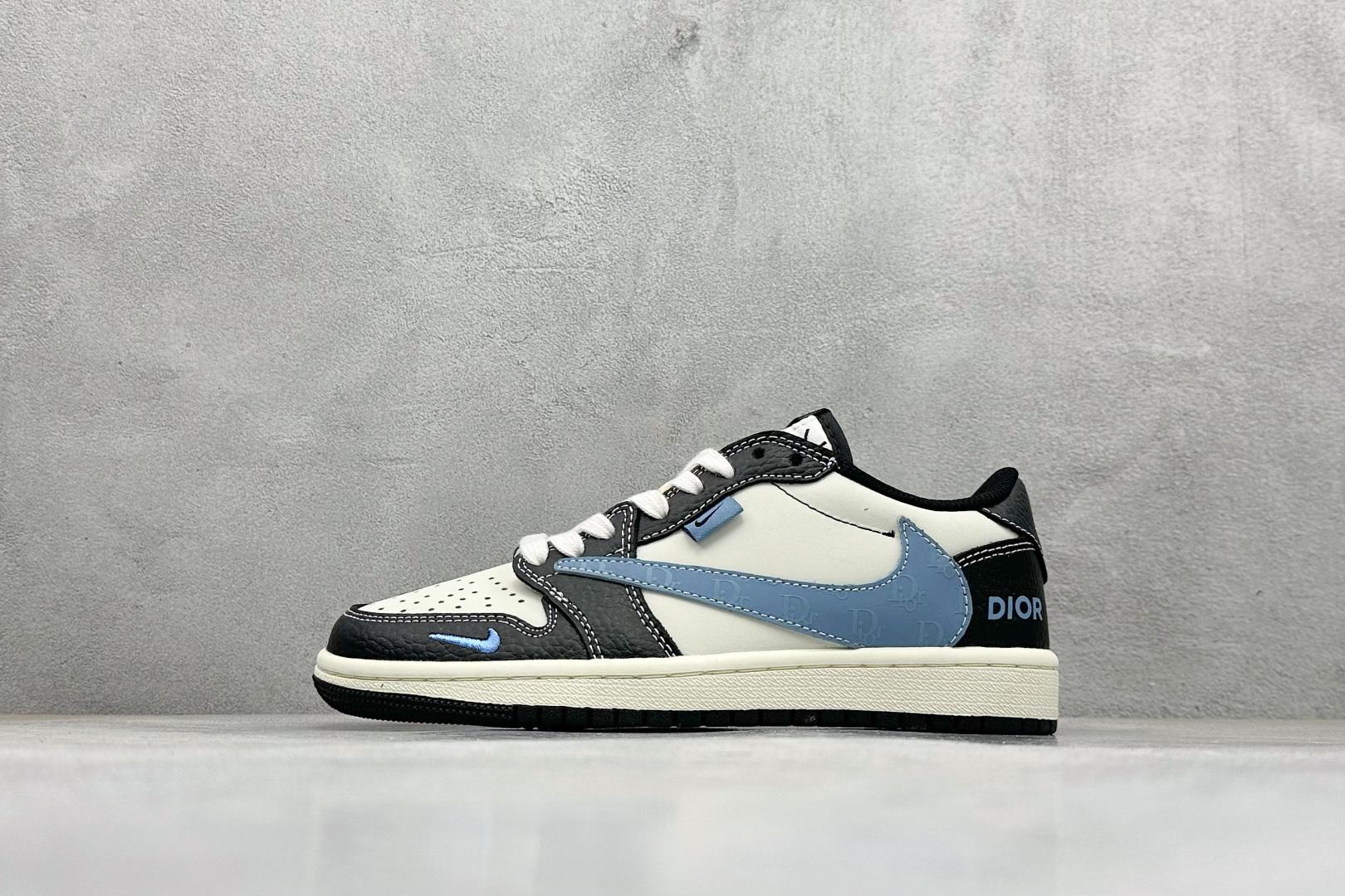 💰160
Air Jordan 1 Low AJ1 乔1Dior联名 高端定制 低帮复古篮球鞋
定制鞋盒 大厂纯原品质出货 超高清洁度 皮料切割干净无任何毛边 细节完美 
货号：XZ5749-003
尺码：36 36.5 37.5 38 38.5 39 40 40.5 41 42 42.5 43 44 44.5 45 
编码：30