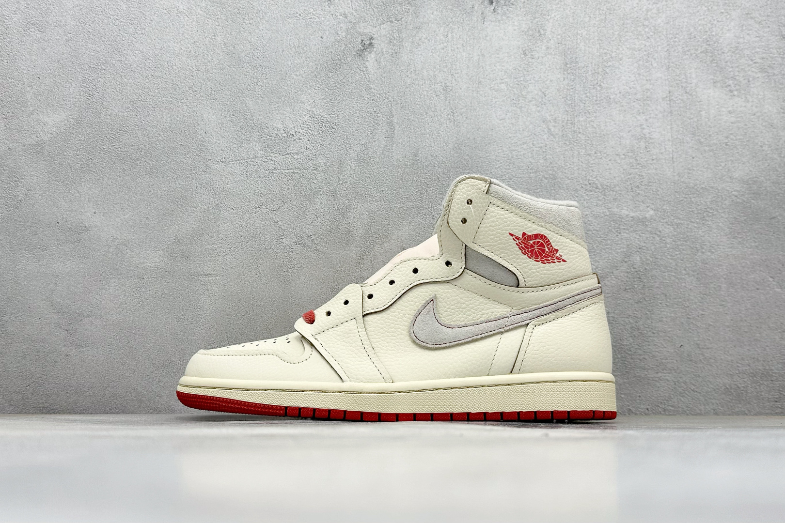 💰220 新F版AIR Jordan 1 RETRO HIGH OG 高帮 米橙 原装纸板原楦开发 极致鞋型一眼正即视感 #独家私模原档案开模，自动区别市面版本 #全鞋采用东莞头层皮，用料绝不含糊 #飞翼3D高频立体感十足 细节全方面到位 #全鞋电脑车线 顶级工艺 完美清洁度 货号: DB4612-100 尺码：36-47.5 编码：36