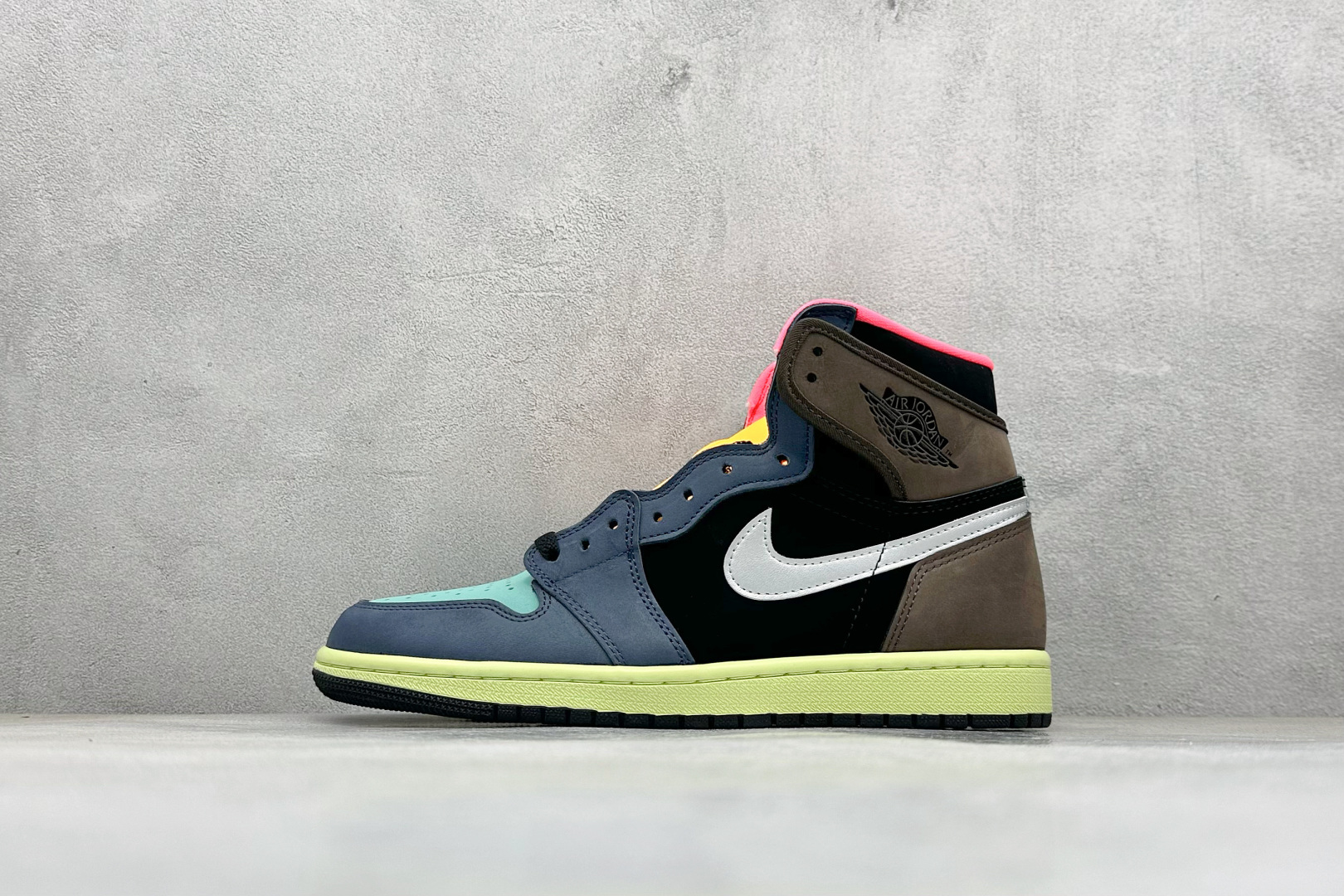 💰220 新F版AIR Jordan 1 RETRO HIGH OG 高帮 彩拼 原装纸板原楦开发 极致鞋型一眼正即视感 #独家私模原档案开模，自动区别市面版本 #全鞋采用东莞头层皮，用料绝不含糊 #飞翼3D高频立体感十足 细节全方面到位 #全鞋电脑车线 顶级工艺 完美清洁度 货号: 555088-201 尺码：36-47.5 编码：36