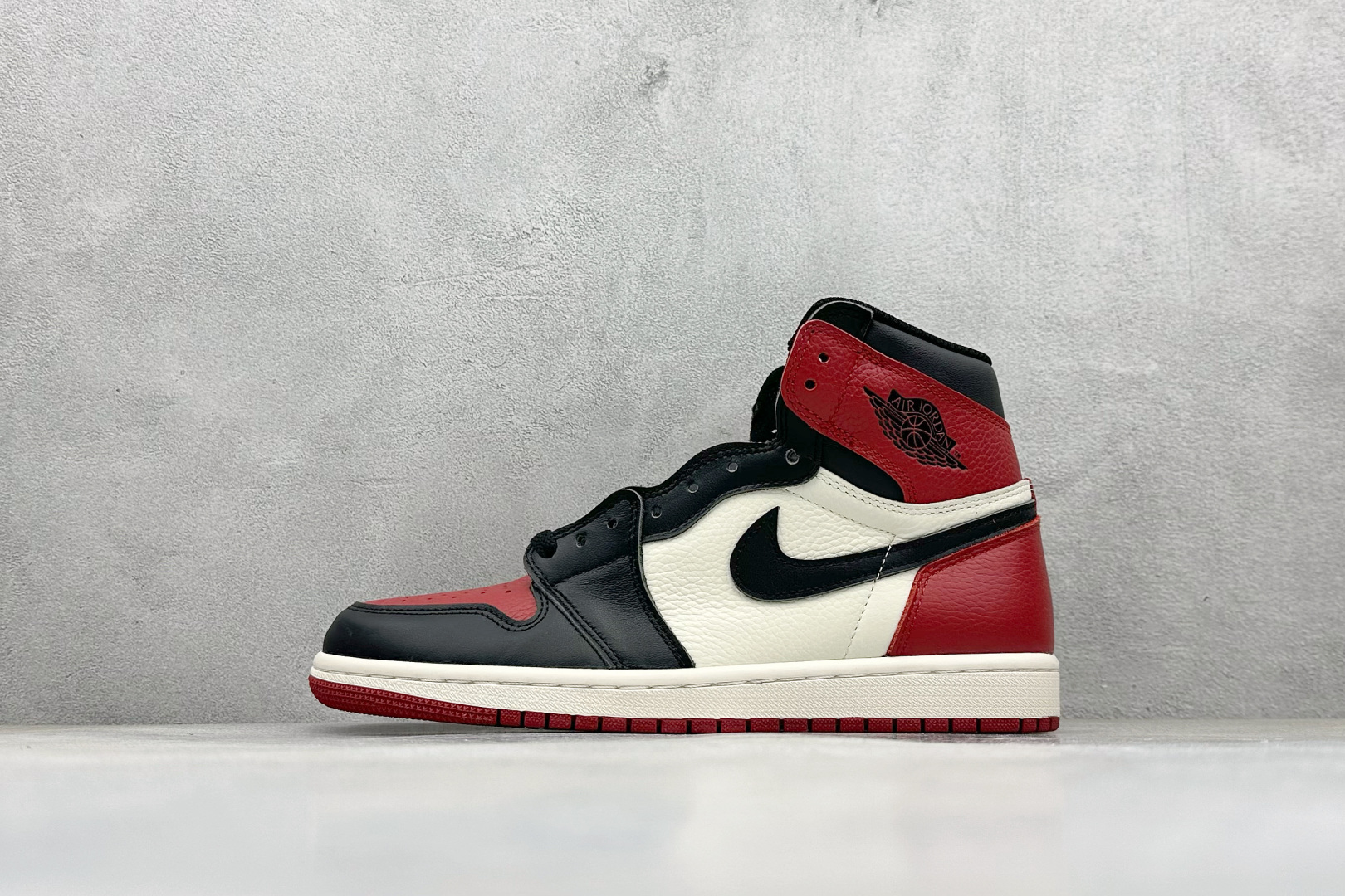 💰220 新F版AIR Jordan 1 RETRO HIGH OG 高帮红脚趾 原装纸板原楦开发 极致鞋型一眼正即视感 #独家私模原档案开模，自动区别市面版本 #全鞋采用东莞头层皮，用料绝不含糊 #飞翼3D高频立体感十足 细节全方面到位 #全鞋电脑车线 顶级工艺 完美清洁度 货号: 555088-619 尺码：36-47.5 编码：36