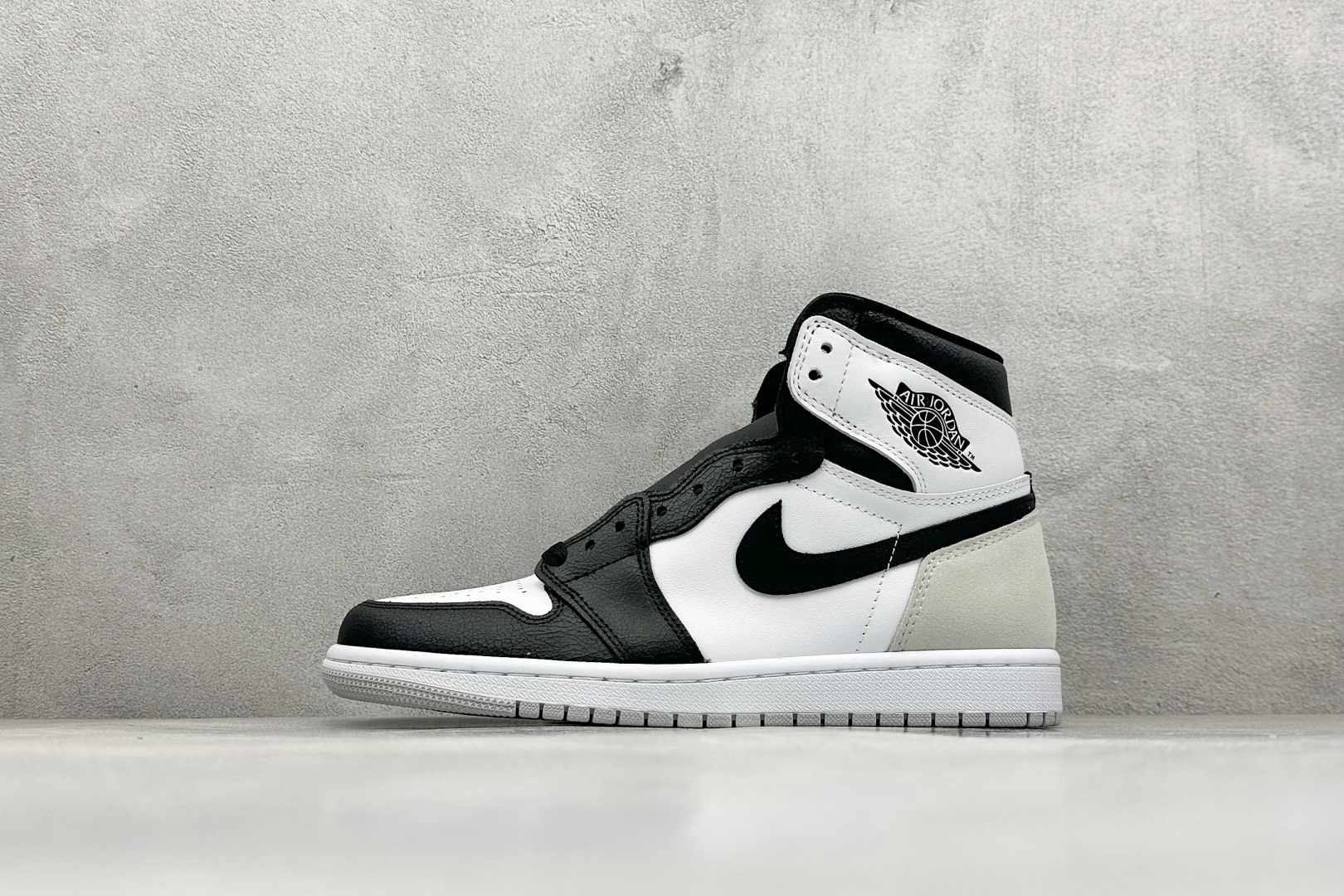 💰220 新F版AIR Jordan 1 RETRO HIGH OG 高帮灰爆裂纹 原装纸板原楦开发 极致鞋型一眼正即视感 #独家私模原档案开模,自动区别市面版本 #全鞋采用东莞头层皮,用料绝不含糊 #飞翼3D高频立体感十足 细节全方面到位 #全鞋电脑车线 顶级工艺 完美清洁度 货号: 555088-108 尺码:36-47.5 编码:36