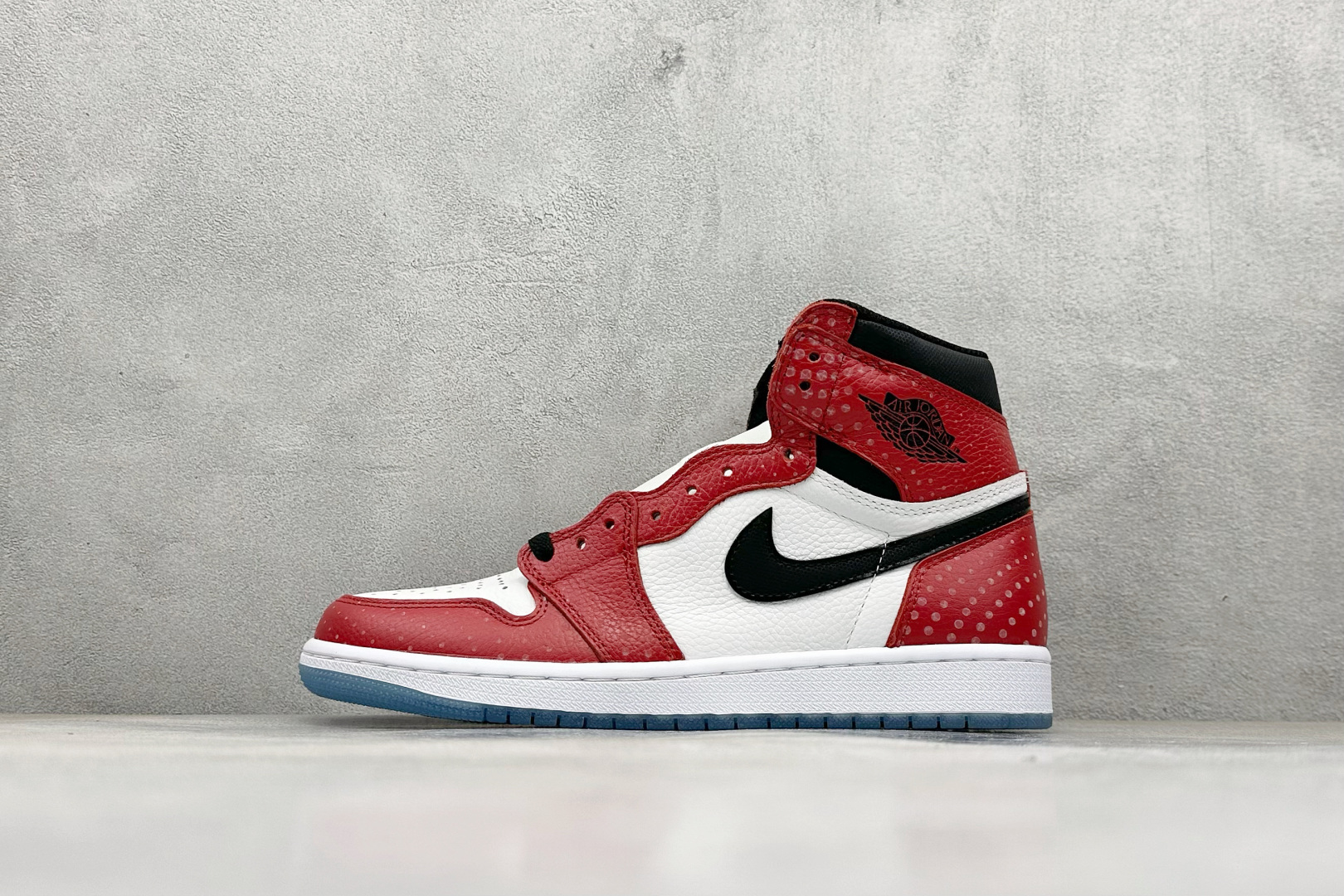 💰220 新F版AIR Jordan 1 RETRO HIGH OG 高帮蜘蛛侠 原装纸板原楦开发 极致鞋型一眼正即视感 #独家私模原档案开模，自动区别市面版本 #全鞋采用东莞头层皮，用料绝不含糊 #飞翼3D高频立体感十足 细节全方面到位 #全鞋电脑车线 顶级工艺 完美清洁度 货号: 575441-602 尺码：36-47.5 编码：36