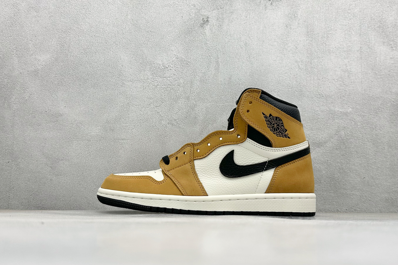 💰220 新F版AIR Jordan 1 RETRO HIGH OG 高帮新秀 原装纸板原楦开发 极致鞋型一眼正即视感 #独家私模原档案开模，自动区别市面版本 #全鞋采用东莞头层皮，用料绝不含糊 #飞翼3D高频立体感十足 细节全方面到位 #全鞋电脑车线 顶级工艺 完美清洁度 货号：555088-700 尺码：36-47.5 编码：36