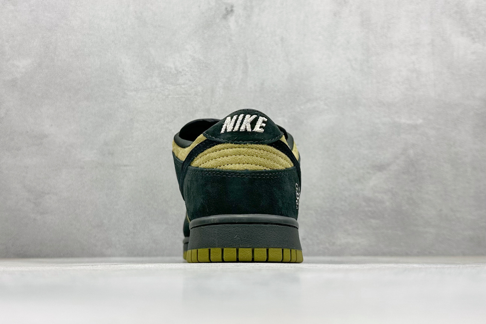 340 S2纯原Nike Dunk SB DUNK LOW PRO QS x Supreme 亚洲限定 黑黄 HQ8487-300