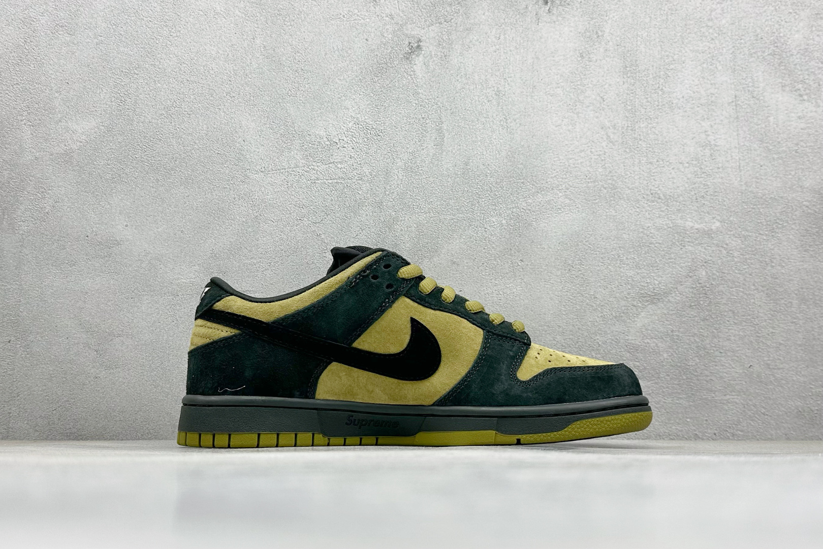 340 S2纯原Nike Dunk SB DUNK LOW PRO QS x Supreme 亚洲限定 黑黄 HQ8487-300