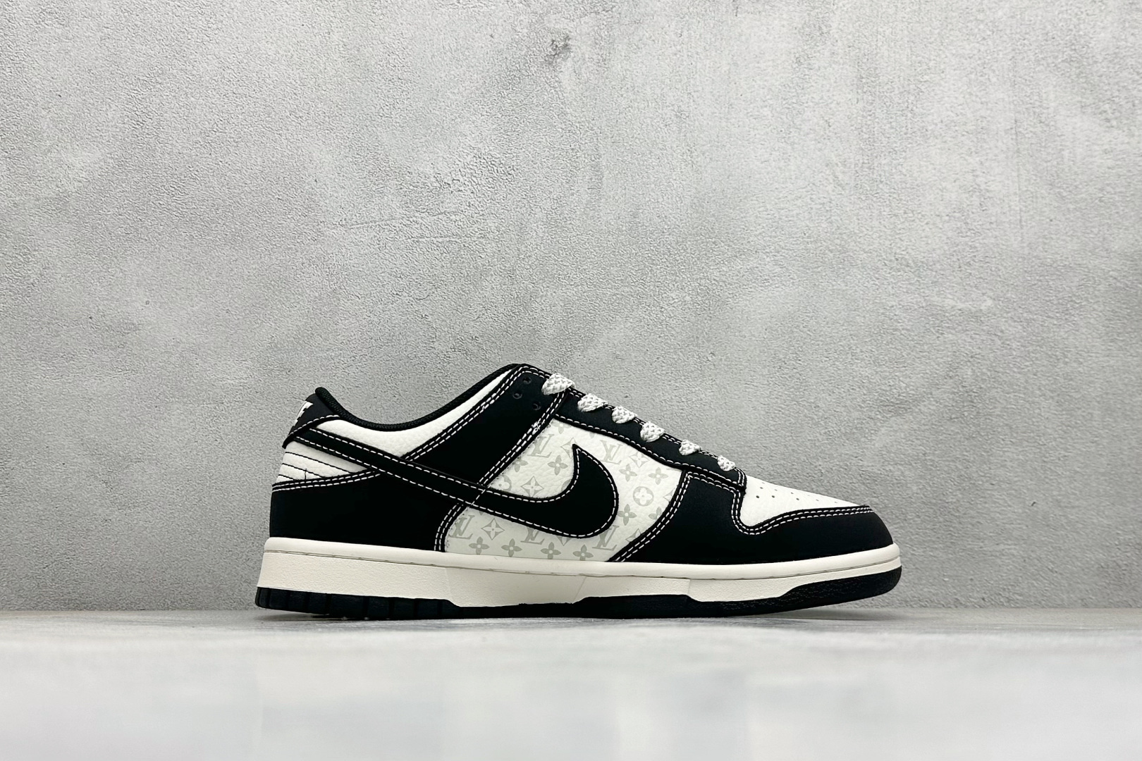 280 XC版Nike SB Dunk Low“LV联名——黑白印花” 周年高端定制 低帮休闲板鞋 CS1688-111