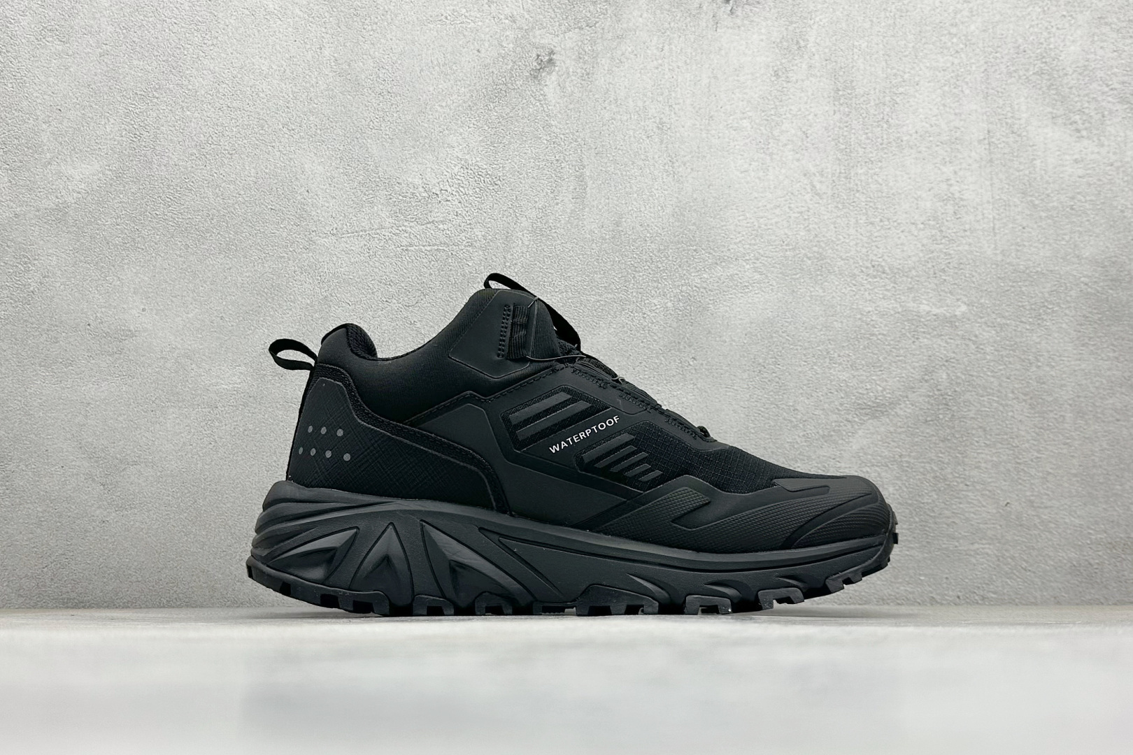 Columbia哥伦比亚男士徒步越野机能运动跑鞋 鞋面主体部分采用网状薄翼材质中底是大坡王最具特色的山形结构