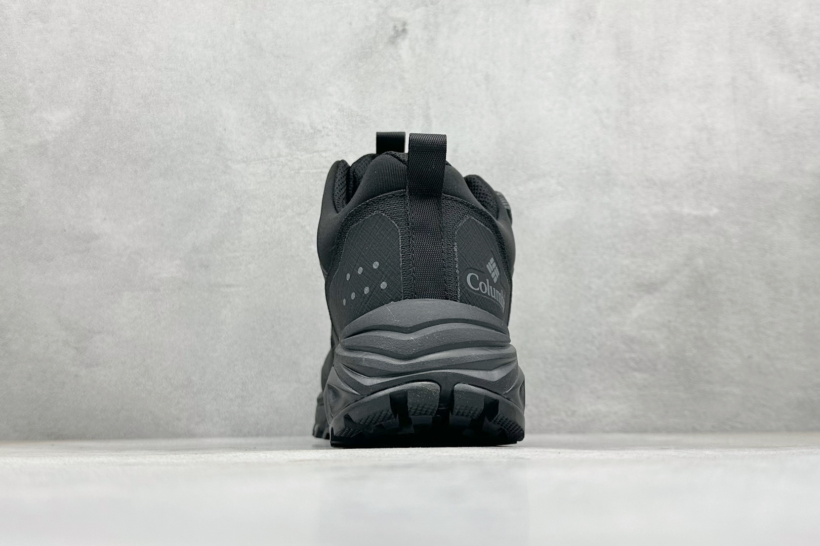 Columbia哥伦比亚男士徒步越野机能运动跑鞋 鞋面主体部分采用网状薄翼材质中底是大坡王最具特色的山形结构