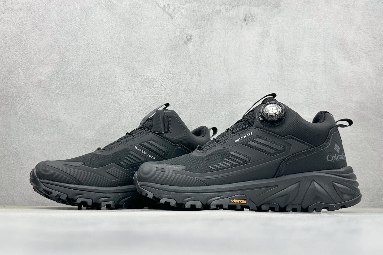 Columbia哥伦比亚男士徒步越野机能运动跑鞋 鞋面主体部分采用网状薄翼材质中底是大坡王最具特色的山形结构