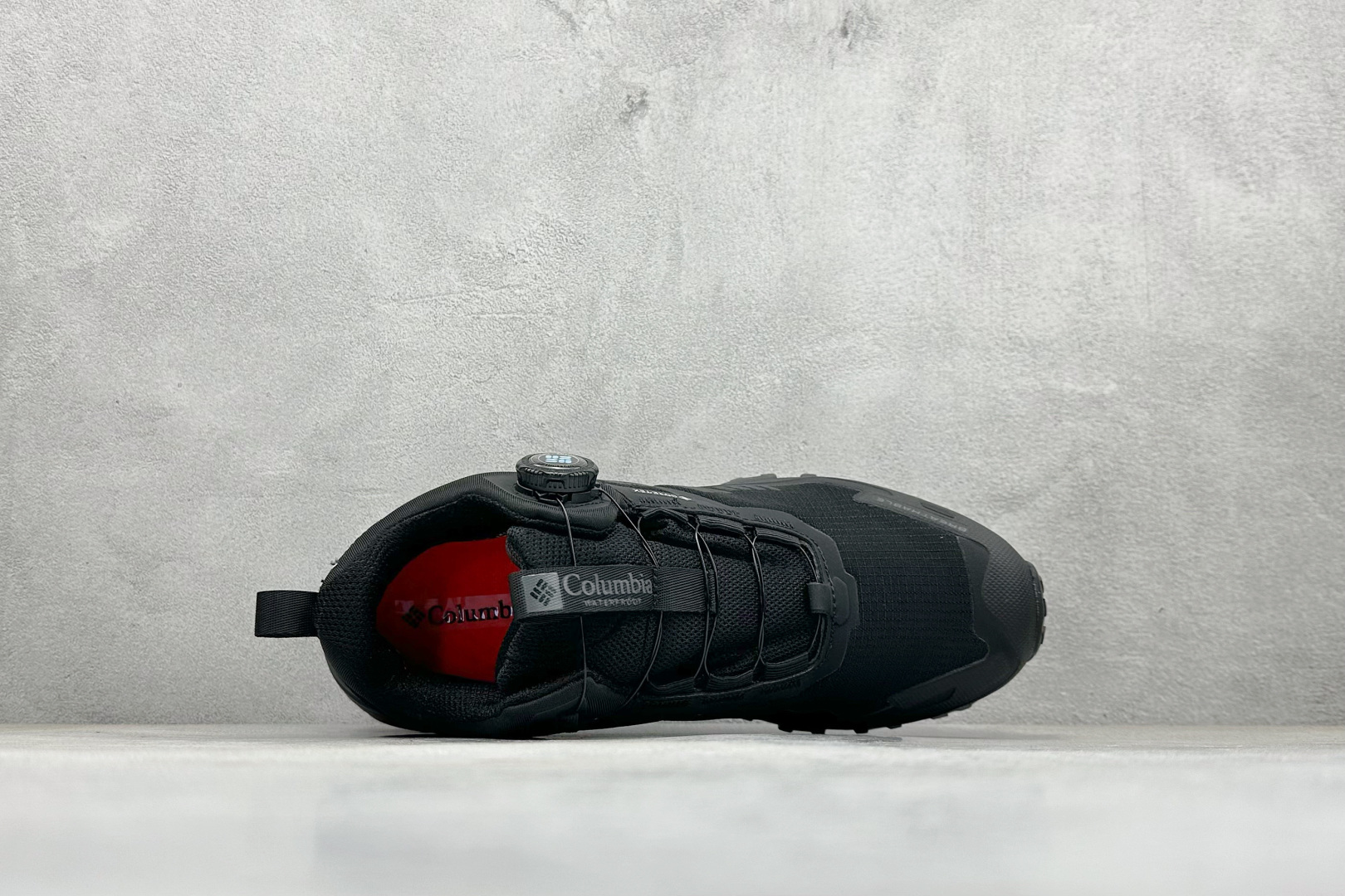 Columbia哥伦比亚男士徒步越野机能运动跑鞋 鞋面主体部分采用网状薄翼材质中底是大坡王最具特色的山形结构