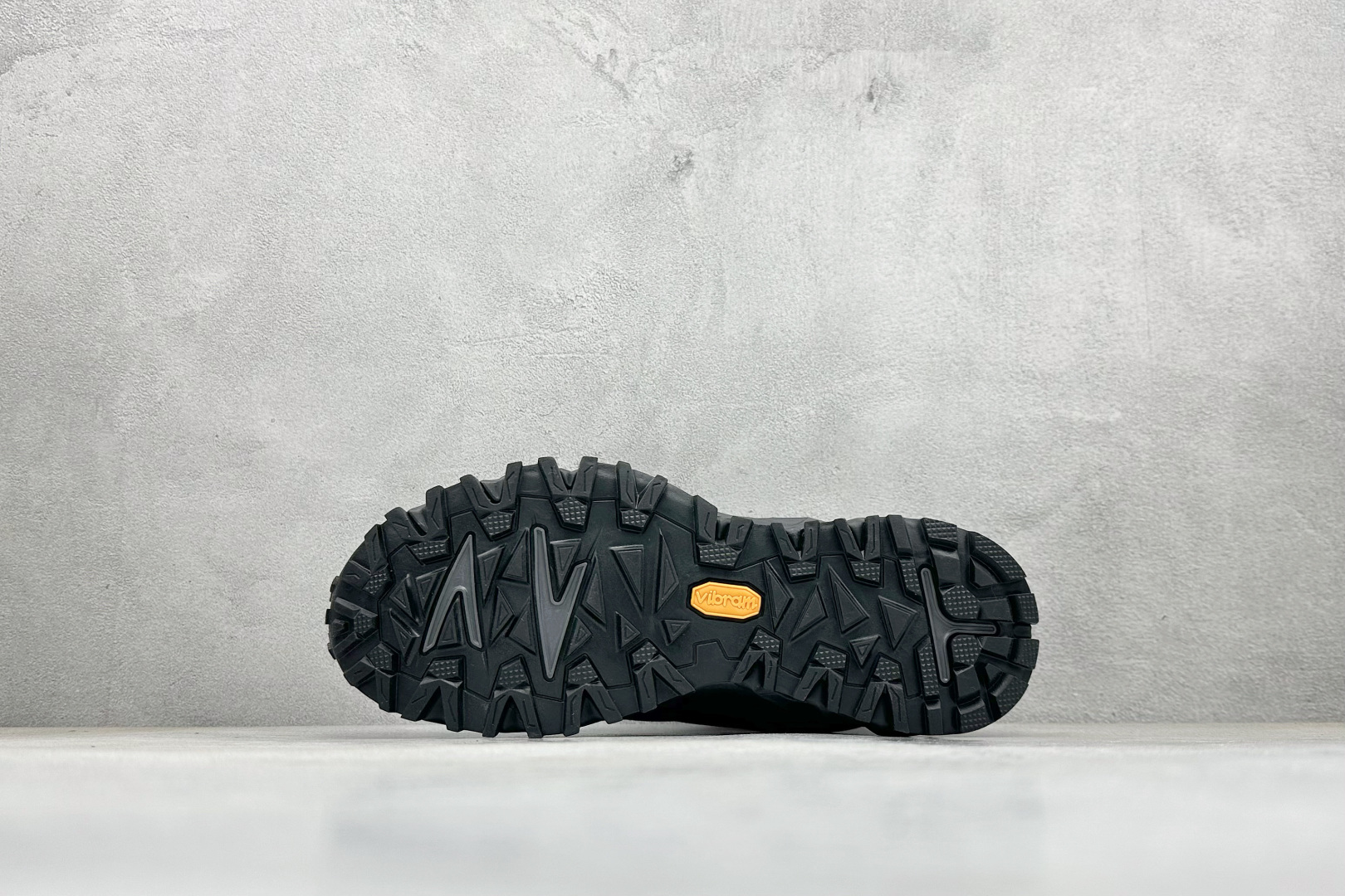 Columbia哥伦比亚男士徒步越野机能运动跑鞋 鞋面主体部分采用网状薄翼材质中底是大坡王最具特色的山形结构