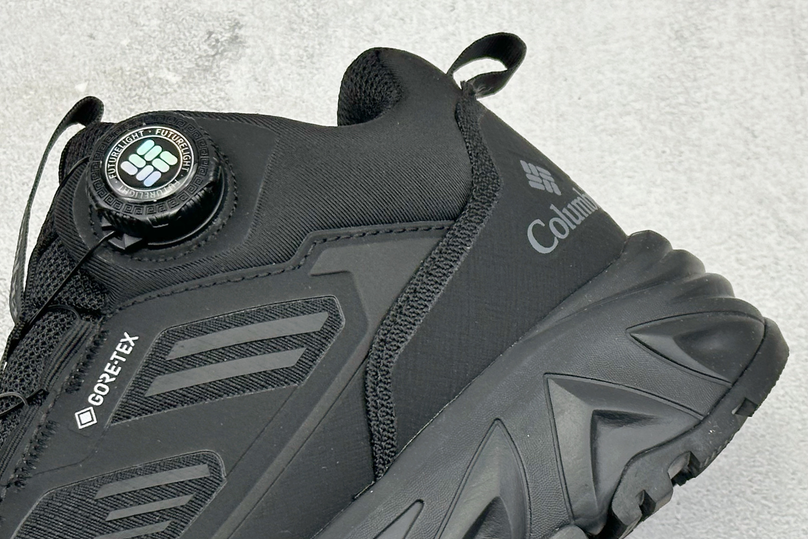 Columbia哥伦比亚男士徒步越野机能运动跑鞋 鞋面主体部分采用网状薄翼材质中底是大坡王最具特色的山形结构