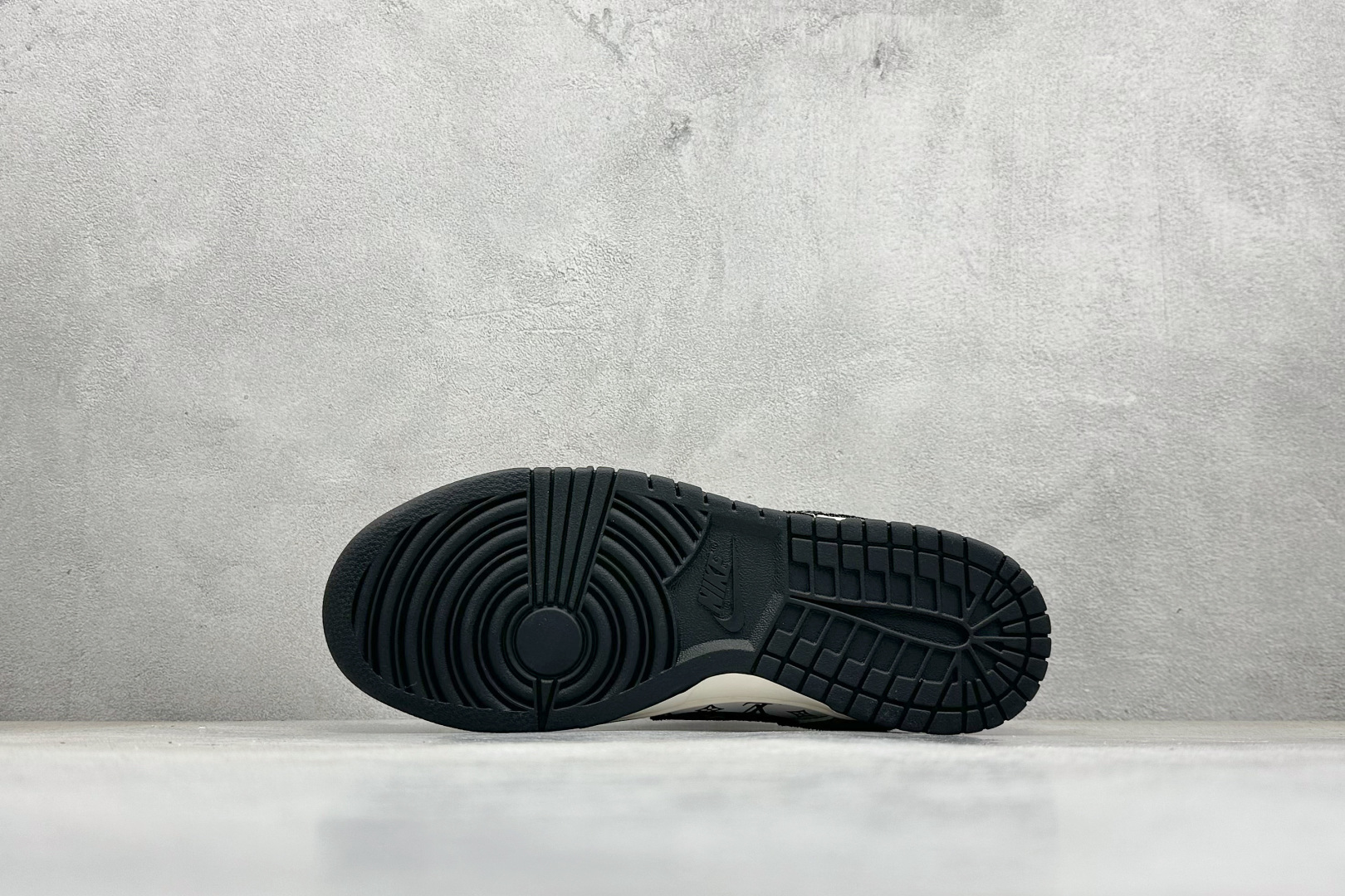 280 Nike SB Dunk Low LV联名 米黑红印花 低帮休闲板鞋 HT5088-607