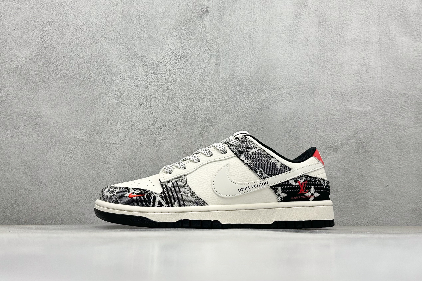 💰160
Nike SB Dunk Low LV联名 黑牛仔白勾勾 周年高端定制 低帮休闲板鞋
#定制鞋盒 大厂纯原品质出货 超高清洁度 皮料切割干净无任何毛边 细节完美 
货号：FC1688-233
尺码：36 36.5 37.5 38 38.5 39 40 40.5 41 42 42.5 43 44 44.5 45 
编码：30