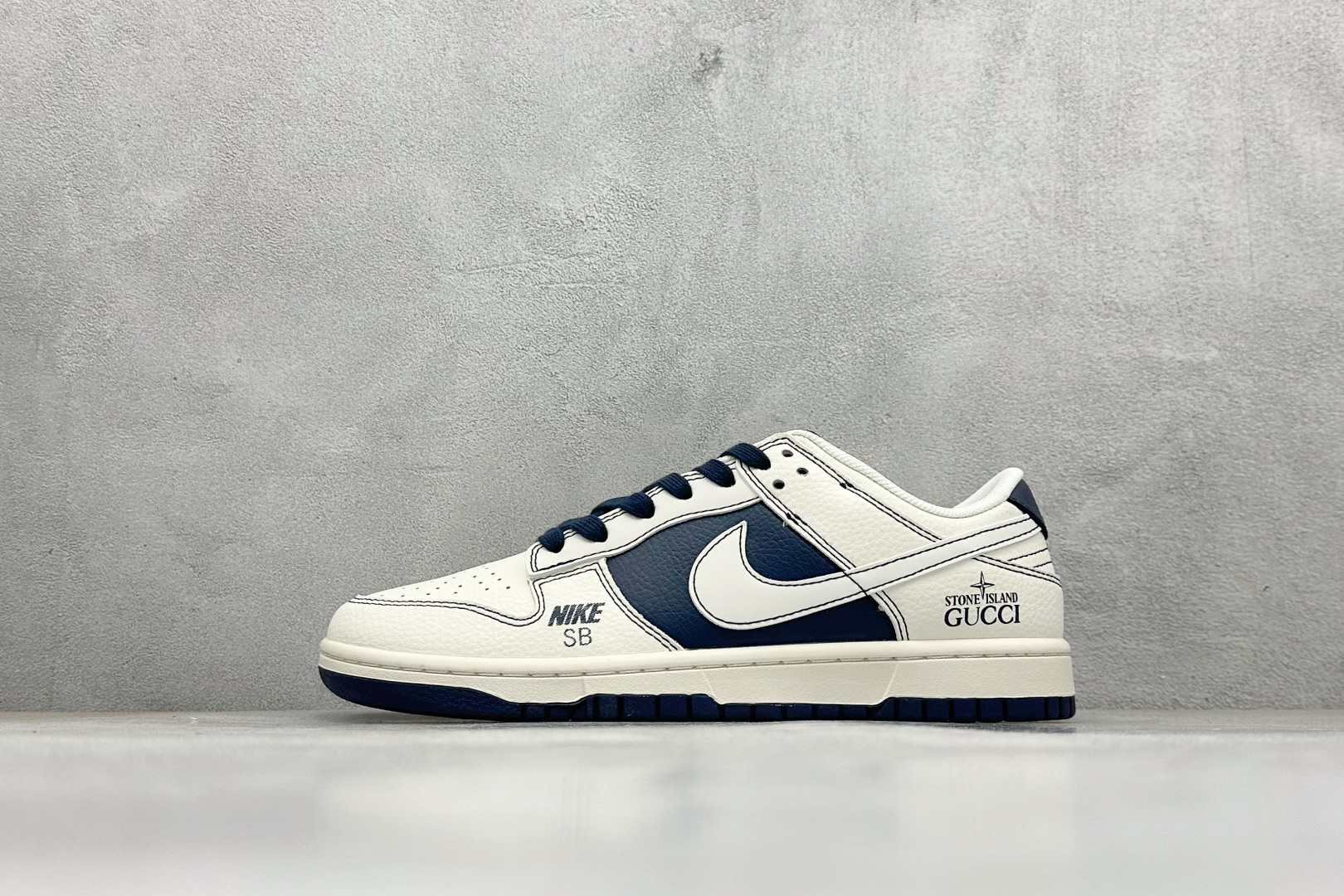 💰160
Nike SB Dunk Low 古驰联名 蓝白白勾 周年高端定制 低帮休闲板鞋
#定制鞋盒 大厂纯原品质出货 超高清洁度 皮料切割干净无任何毛边 细节完美 
货号：FC1688-227
尺码：36 36.5 37.5 38 38.5 39 40 40.5 41 42 42.5 43 44 44.5 45 
编码：30