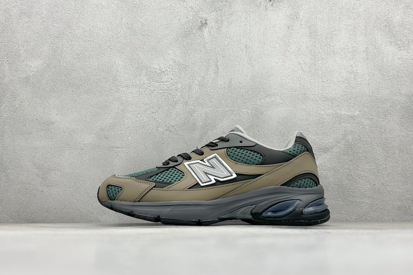New Balance NB2010 新百伦经典复古休闲运动跑鞋 以ENCAP中底配以升级版 N-ERGY缓震物料 鞋面则采用特色的柔软麂皮搭 以NewBalance经典的尼龙网布 低调中还原跑鞋本真 更年轻化的设计理念与材质 让新世代青年得以用全新视角体验经典鞋款的传奇魅力 官方货号:U2010AGY 编码:31