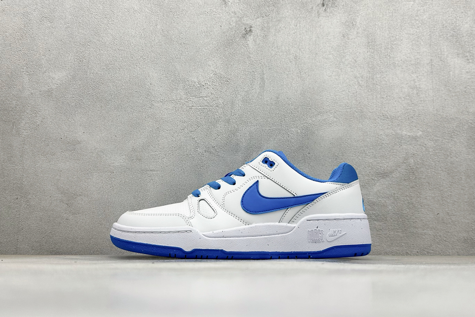GX版Nike Full Force Low 碧梨时尚复古运动板鞋 复古气质爆棚!近年来复古风的兴起,众多品牌纷纷推出自己的全新鞋款,势必要拿下口味极刁的球鞋爱好者.Nike 在最近也是重磅推出了 Full Force 这一鞋型,灵感来源于 1988 年的 Air Force III.采用简单的颜色搭配,营造出清爽又百搭的视觉效果.鞋面采用全皮革材质包裹整体性十足,同时鞋头打孔也为夏季穿搭带来一定透气性.鞋舌点缀超大篮球图案,彰显 Force 系列鞋款的篮球基因.最后,做旧乳白色中底搭配深色外底收尾,完善整双鞋设计. 货号:FB1362-105 编码:25
