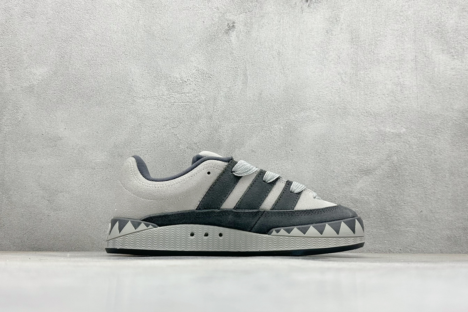 170 T Adidas Adimatic Low 马蒂奇系列低帮 复古鲨鱼面包鞋运动休闲滑板板鞋 KI8885-Chinese UA Cheap High Quatity Brand Clothes Bags handbags Sneakers wholesale wholesaler seller from China Factory suppliers Fashion Clothing Shoes best Quality Beautiful Price 170 T Adidas Adimatic Low 马蒂奇系列低帮 复古鲨鱼面包鞋运动休闲滑板板鞋 KI8885