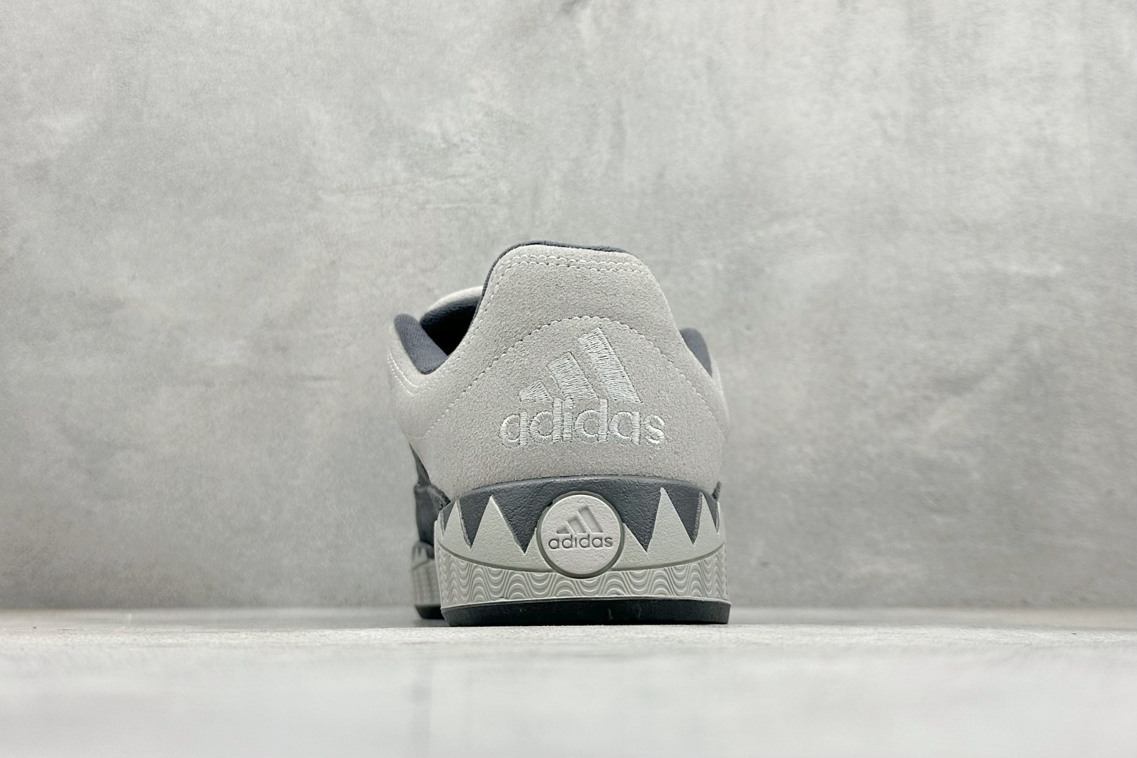 170 T Adidas Adimatic Low 马蒂奇系列低帮 复古鲨鱼面包鞋运动休闲滑板板鞋 KI8885-Chinese UA Cheap High Quatity Brand Clothes Bags handbags Sneakers wholesale wholesaler seller from China Factory suppliers Fashion Clothing Shoes best Quality Beautiful Price 170 T Adidas Adimatic Low 马蒂奇系列低帮 复古鲨鱼面包鞋运动休闲滑板板鞋 KI8885