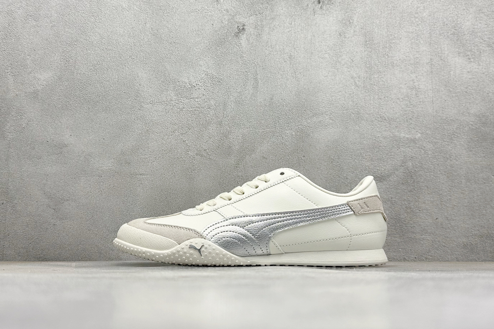 TG版Puma Bellta UT Leather 彪马薄底系列 复古运动休闲跑鞋 鞋面设计轻量透气 提供了舒适性和穿着感受 柔软内里材质 穿着更加舒适 橡胶鞋底提供持久的牵引力 货号: 405256-02 编码:26