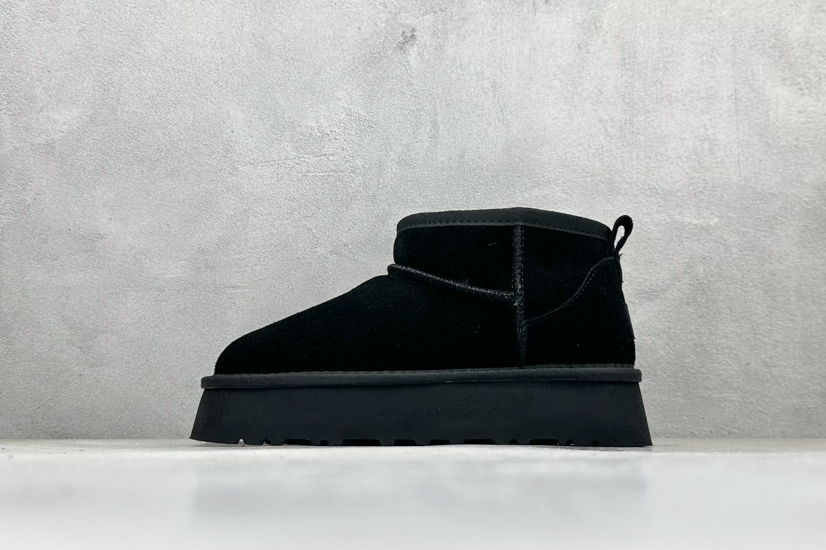 UGG 厚底松糕5cm短款周冬雨 王一博同款雪地靴系列 小红书爆款 河南隆丰皮料生产 羊绒鞋垫 冬季保暖外出 家居都是很适合的选择 进年uug推出款式系列 局部偏向年轻消费者喜好 也走到时尚潮流穿搭的前沿 鞋身材质UGGPURETM植入式羊毛内底 轻便防滑舒适橡胶外底 带有品牌LOGO商标 带全套包装 货号:1135092 编码:29