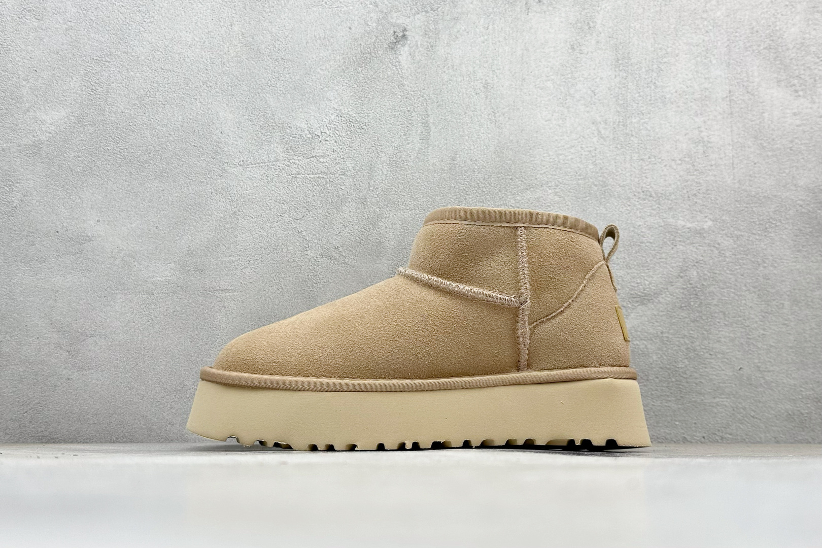 UGG 厚底松糕5cm短款周冬雨 王一博同款雪地靴系列 小红书爆款 河南隆丰皮料生产 羊绒鞋垫 冬季保暖外出 家居都是很适合的选择 进年uug推出款式系列 局部偏向年轻消费者喜好 也走到时尚潮流穿搭的前沿 鞋身材质UGGPURETM植入式羊毛内底 轻便防滑舒适橡胶外底 带有品牌LOGO商标 带全套包装 货号:1135092 编码:29