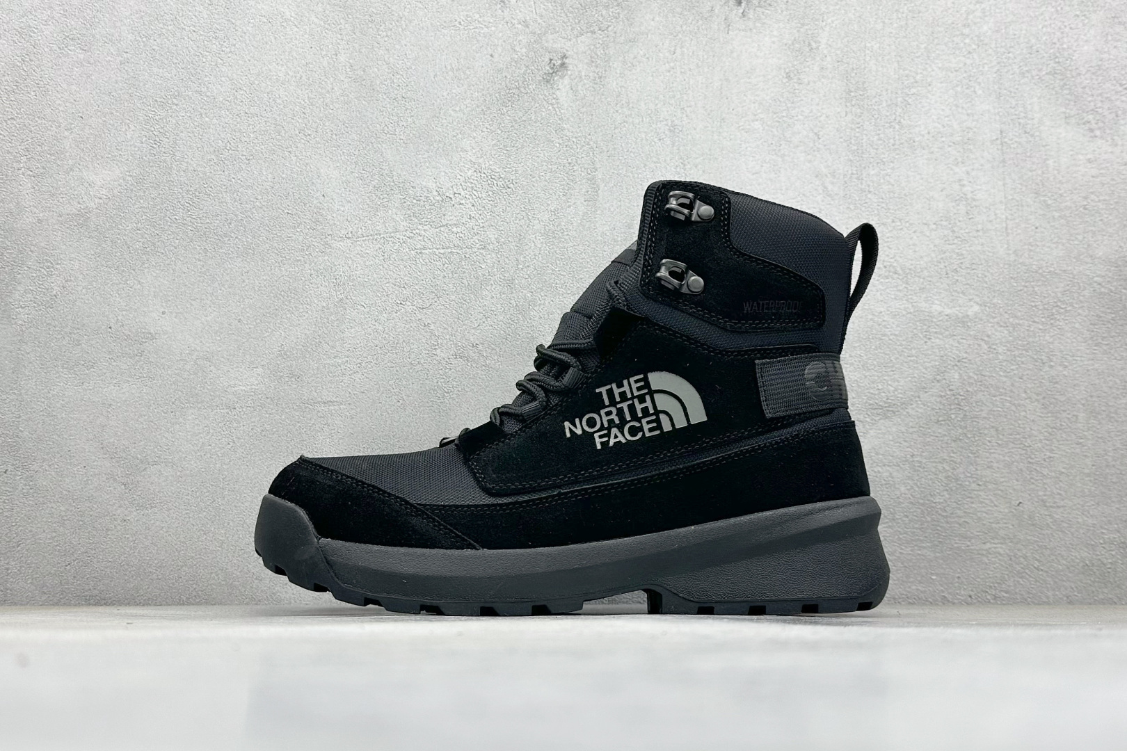 💰190
北面THE MEN'S CHILKAT 高帮户外机能鞋 
专门为鞋底设计的橡胶以出色的耐磨性 
良好的防滑性或得不少户外运动爱好者的喜欢  
专业户外登山品牌（北面）The North Face自1966年创立，由两位热爱登山徒步的年轻登山者于美西旧金山开创，不断透过研发与创新，并且将最先进的技术结合在服装与鞋款设计，生产多种外型帅气且专业能力非常强的户外运动装备而备受欢迎
尺码: 37-47没半码
编码：33