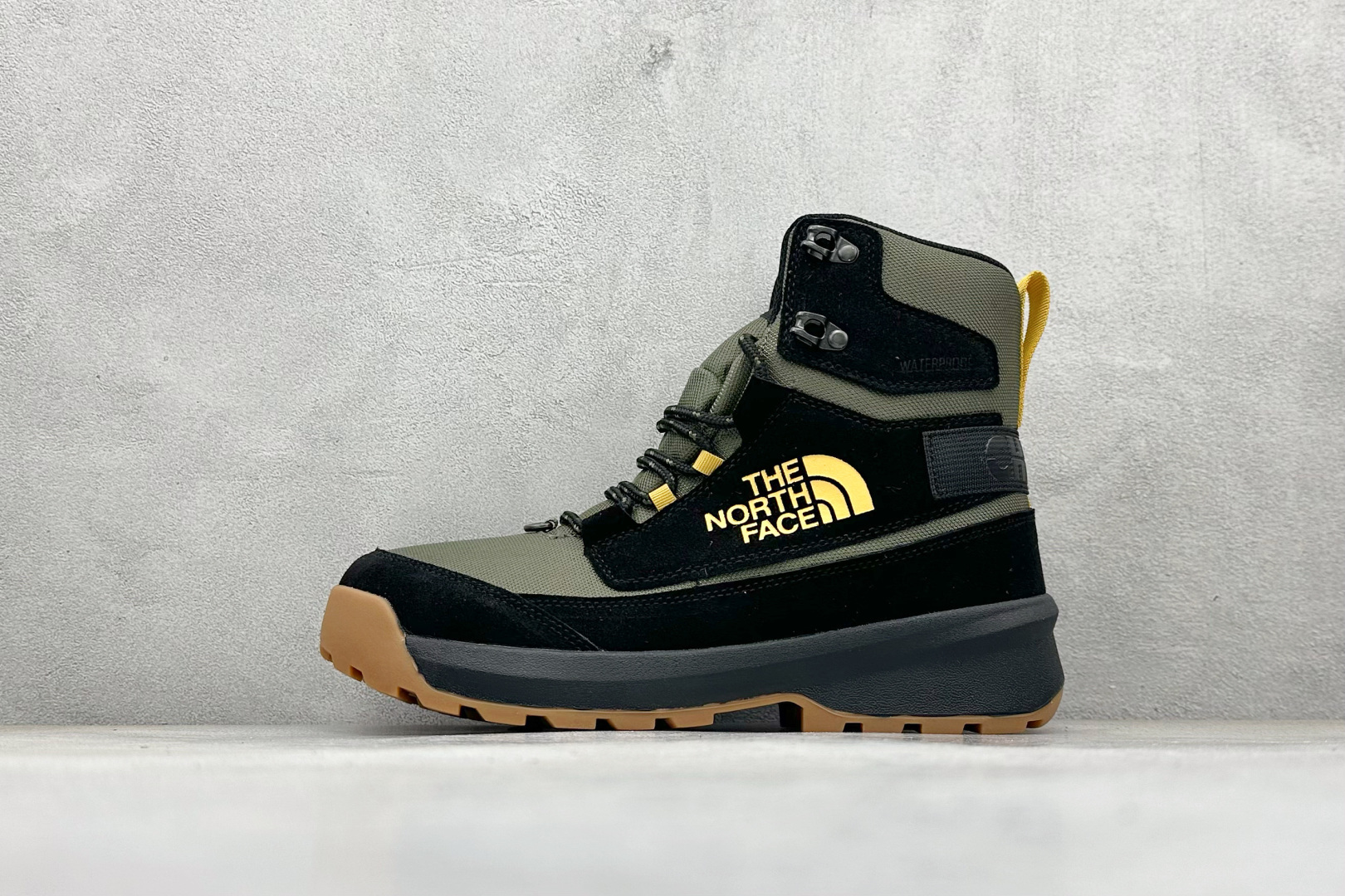 💰190
北面THE MEN'S CHILKAT 高帮户外机能鞋 
专门为鞋底设计的橡胶以出色的耐磨性 
良好的防滑性或得不少户外运动爱好者的喜欢  
专业户外登山品牌（北面）The North Face自1966年创立，由两位热爱登山徒步的年轻登山者于美西旧金山开创，不断透过研发与创新，并且将最先进的技术结合在服装与鞋款设计，生产多种外型帅气且专业能力非常强的户外运动装备而备受欢迎
尺码: 37-47没半码
编码：33