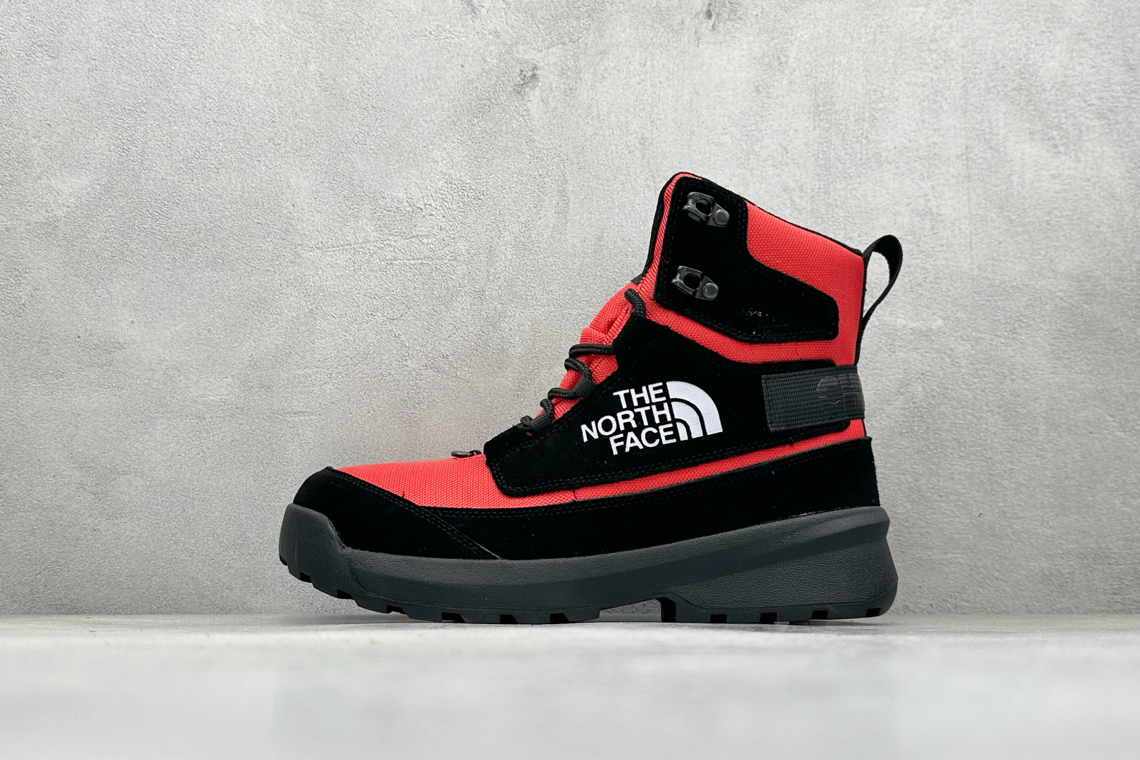 💰190
北面THE MEN'S CHILKAT 高帮户外机能鞋 
专门为鞋底设计的橡胶以出色的耐磨性 
良好的防滑性或得不少户外运动爱好者的喜欢  
专业户外登山品牌（北面）The North Face自1966年创立，由两位热爱登山徒步的年轻登山者于美西旧金山开创，不断透过研发与创新，并且将最先进的技术结合在服装与鞋款设计，生产多种外型帅气且专业能力非常强的户外运动装备而备受欢迎
尺码: 37-47没半码
编码：33