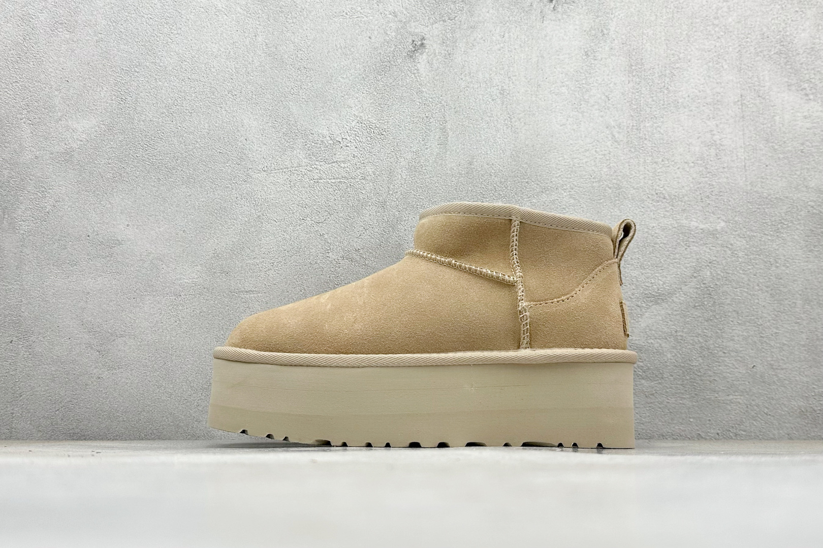 市面顶级版本 UGG Mini厚底短筒5cm 小红书爆款 广州外贸大厂生产 鞋头到鞋垫真羊皮毛一体 独立外盒包装 芯片 带防水工艺 区别市面任何版本 5cm厚底 独立原版开发大底 羊绒鞋垫 冬季保暖外出 家居都是很适合的选择 进年uug推出款式系列 局部偏向年轻消费者喜好 也走到时尚潮流穿搭的前沿 鞋身材质 防泼水涂层翻毛皮鞋面 17毫米UGGPURETM植入式羊毛内底 轻便防滑舒适橡胶外底 带有品牌LOGO商标 带全套包装 货号:1135092 编码:36