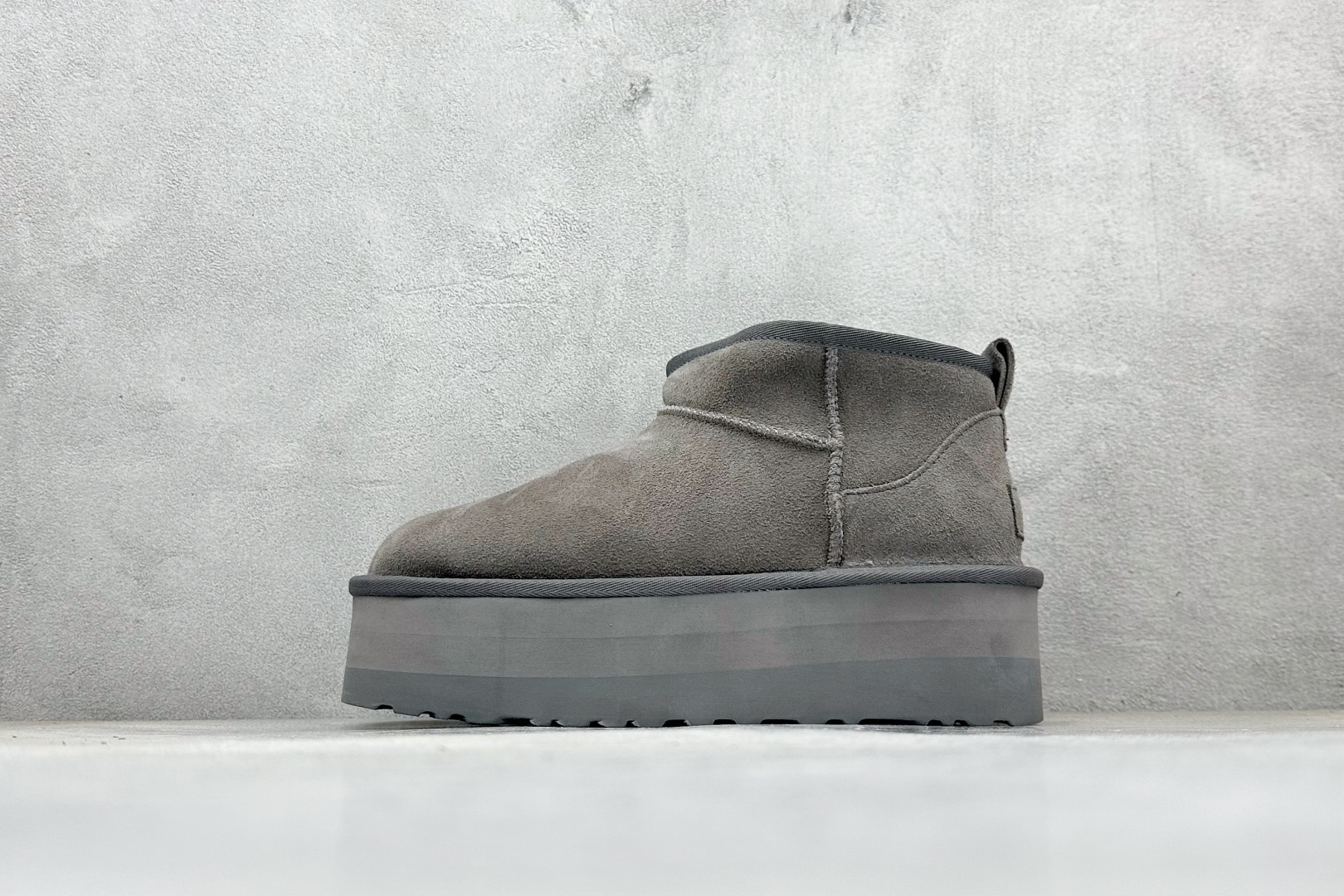 市面顶级版本 UGG Mini厚底短筒5cm 小红书爆款 广州外贸大厂生产 鞋头到鞋垫真羊皮毛一体 独立外盒包装 芯片 带防水工艺 区别市面任何版本 5cm厚底 独立原版开发大底 羊绒鞋垫 冬季保暖外出 家居都是很适合的选择 进年uug推出款式系列 局部偏向年轻消费者喜好 也走到时尚潮流穿搭的前沿 鞋身材质 防泼水涂层翻毛皮鞋面 17毫米UGGPURETM植入式羊毛内底 轻便防滑舒适橡胶外底 带有品牌LOGO商标 带全套包装 货号:1135092 编码:36