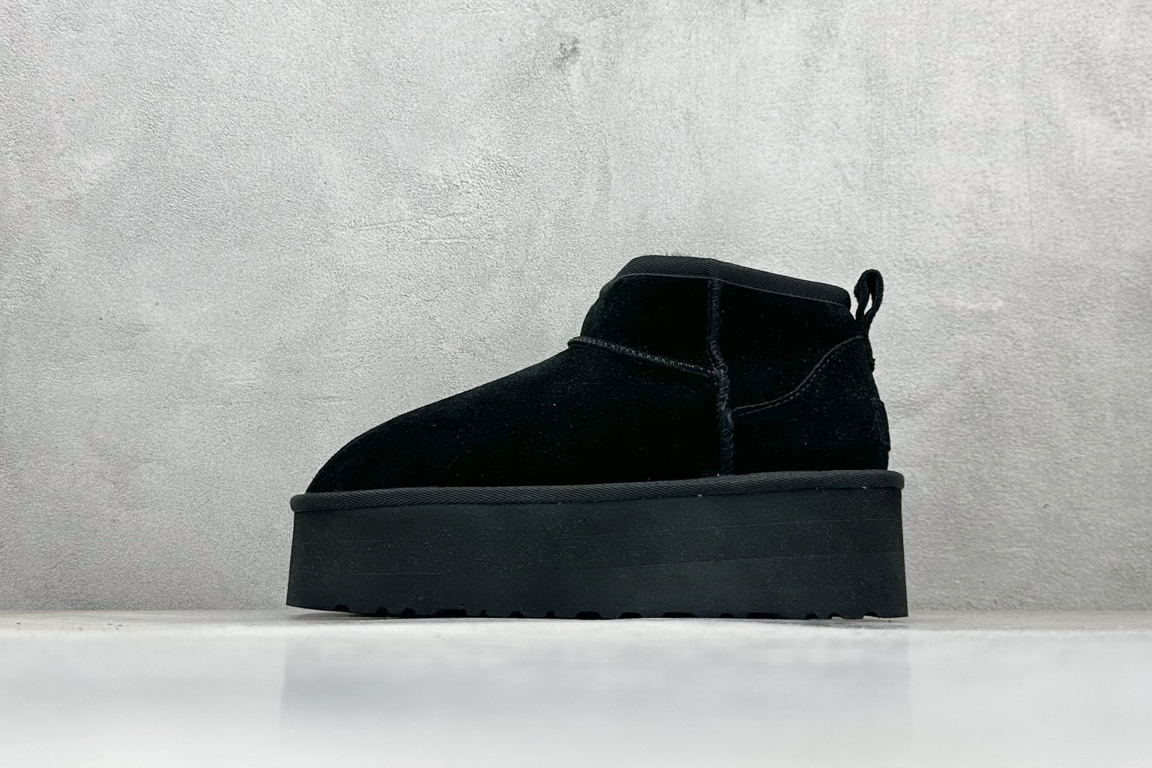 市面顶级版本 UGG Mini厚底短筒5cm 小红书爆款 广州外贸大厂生产 鞋头到鞋垫真羊皮毛一体 独立外盒包装 芯片 带防水工艺 区别市面任何版本 5cm厚底 独立原版开发大底 羊绒鞋垫 冬季保暖外出 家居都是很适合的选择 进年uug推出款式系列 局部偏向年轻消费者喜好 也走到时尚潮流穿搭的前沿 鞋身材质 防泼水涂层翻毛皮鞋面 17毫米UGGPURETM植入式羊毛内底 轻便防滑舒适橡胶外底 带有品牌LOGO商标 带全套包装 货号:1135092 编码:36