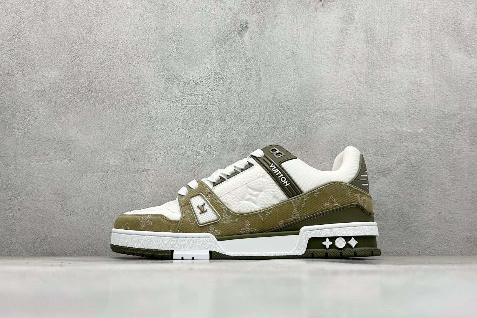 Lv Trainer X1 Max 版本 高奢经典巅峰 东莞纯原顶级高端复刻 外贸海外高订版 全网独家半码 专柜统一 全网独家做到最大47码 45=46 46=47 47=48 独家私模 市场做到标准45 X1 Max版本做到 )47码 海外专用高订版 路易-威登-(购入2025)最新原版1-1开发复刻 相似度百分之99 大货拿在手上无法辨别真假 全鞋身做工精细 进口西班牙3mm斗牛皮摔荔纹韧度拉力十足 鞋面压花长时间不会消失 独家网版开模侧边饰VU ITTON标志与正品完全一致 侧面白荔皮压花凹凸立体感直接媲美正品 新版正品欧斯耐高弹160垫脚 脚感超舒适 独家底磨特供双色TPU组合大底 大底采用进口橡胶树材质套包工艺 固特异缝合锁边空胶工艺 永不开胶断线.全套专柜24年底圣诞节限定包装,另有经典黄盒包装可选配. 编码:60