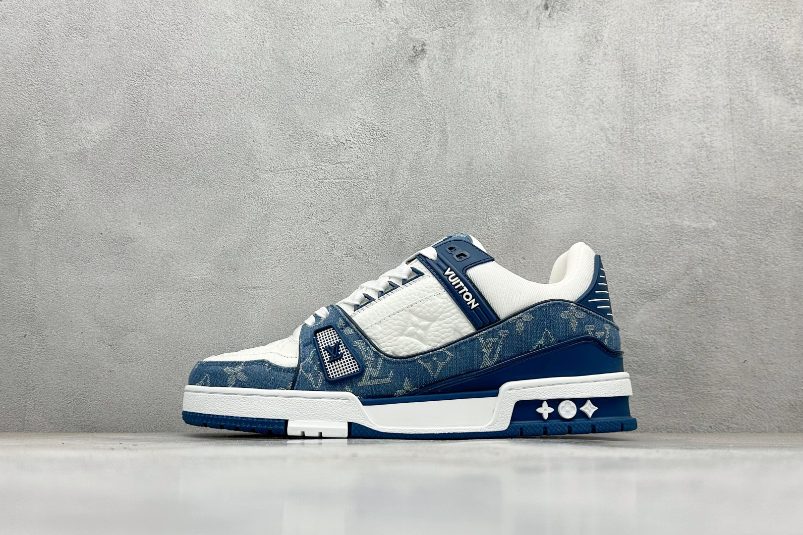 💰460
Lv Trainer X1 Max 版本 高奢经典巅峰
东莞纯原顶级高端复刻 外贸海外高订版 
全网独家半码 专柜统一尺码 
全网独家做到最大47码 偏大一码 45=46 46=47 47=48 独家私模 市场做到标准45
X1 Max版本做到（偏大一码）47码 海外专用高订版
路易-威登-（购入2025）最新原版1-1开发复刻 相似度百分之99 大货拿在手上无法辨别真假
全鞋身做工精细 进口西班牙3mm斗牛皮摔荔纹韧度拉力十足 鞋面压花长时间不会消失 独家网版开模侧边饰VU ITTON标志与正品完全一致 侧面白荔皮压花凹凸立体感直接媲美正品 新版正品欧斯耐高弹160垫脚 脚感超舒适 独家底磨特供双色TPU组合大底 大底采用进口橡胶树材质套包工艺 固特异缝合锁边空胶工艺 永不开胶断线。全套专柜24年底圣诞节限定包装，另有经典黄盒包装可选配。
Size：35-47
编码：60