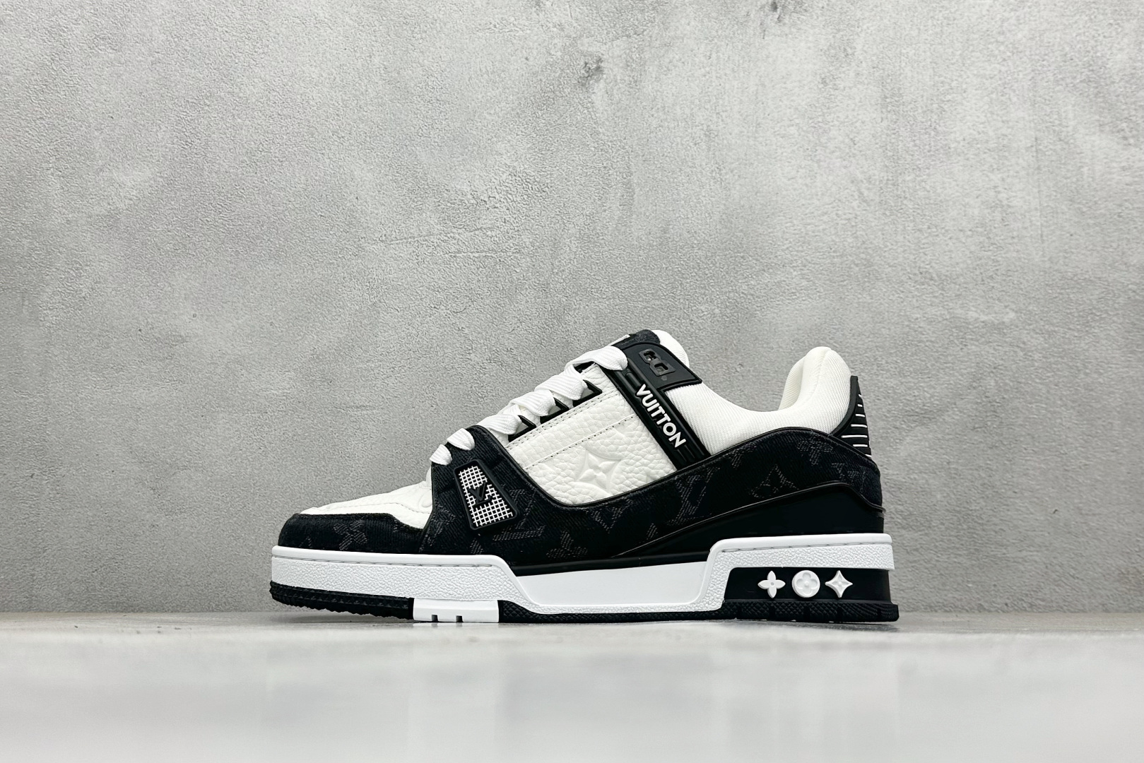 Lv Trainer X1 Max 版本 高奢经典巅峰 东莞纯原顶级高端复刻 外贸海外高订版 全网独家半码 专柜统一 全网独家做到最大47码 45=46 46=47 47=48 独家私模 市场做到标准45 X1 Max版本做到 )47码 海外专用高订版 路易-威登-(购入2025)最新原版1-1开发复刻 相似度百分之99 大货拿在手上无法辨别真假 全鞋身做工精细 进口西班牙3mm斗牛皮摔荔纹韧度拉力十足 鞋面压花长时间不会消失 独家网版开模侧边饰VU ITTON标志与正品完全一致 侧面白荔皮压花凹凸立体感直接媲美正品 新版正品欧斯耐高弹160垫脚 脚感超舒适 独家底磨特供双色TPU组合大底 大底采用进口橡胶树材质套包工艺 固特异缝合锁边空胶工艺 永不开胶断线.全套专柜24年底圣诞节限定包装,另有经典黄盒包装可选配. 编码:60