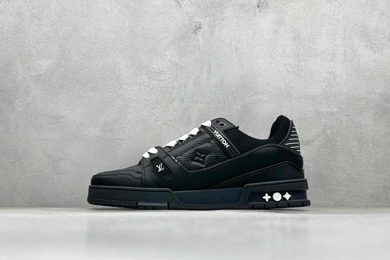 Lv Trainer X1 Max 版本 高奢经典巅峰 东莞纯原顶级高端复刻 外贸海外高订版 全网独家半码 专柜统一 全网独家做到最大47码 45=46 46=47 47=48 独家私模 市场做到标准45 X1 Max版本做到 )47码 海外专用高订版 路易-威登-(购入2025)最新原版1-1开发复刻 相似度百分之99 大货拿在手上无法辨别真假 全鞋身做工精细 进口西班牙3mm斗牛皮摔荔纹韧度拉力十足 鞋面压花长时间不会消失 独家网版开模侧边饰VU ITTON标志与正品完全一致 侧面白荔皮压花凹凸立体感直接媲美正品 新版正品欧斯耐高弹160垫脚 脚感超舒适 独家底磨特供双色TPU组合大底 大底采用进口橡胶树材质套包工艺 固特异缝合锁边空胶工艺 永不开胶断线.全套专柜24年底圣诞节限定包装,另有经典黄盒包装可选配. 编码:60