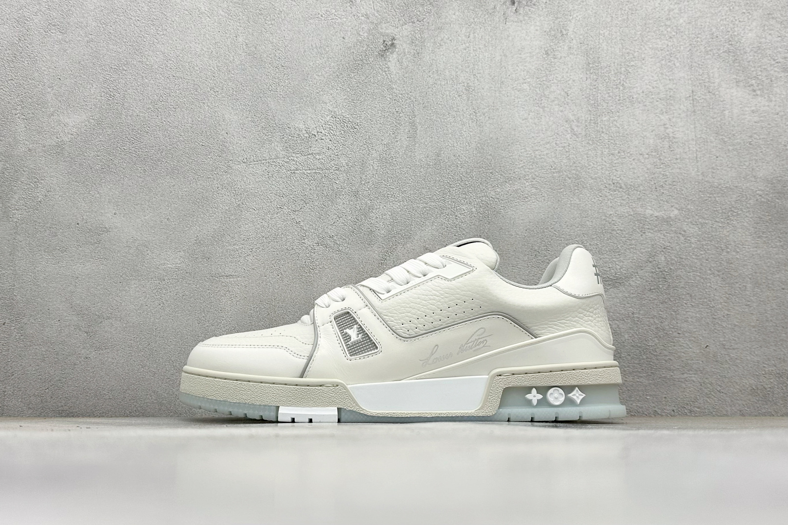 Lv Trainer X1 Max 版本 高奢经典巅峰 东莞纯原顶级高端复刻 外贸海外高订版 全网独家半码 专柜统一 全网独家做到最大47码 45=46 46=47 47=48 独家私模 市场做到标准45 X1 Max版本做到 )47码 海外专用高订版 路易-威登-(购入2025)最新原版1-1开发复刻 相似度百分之99 大货拿在手上无法辨别真假 全鞋身做工精细 进口西班牙3mm斗牛皮摔荔纹韧度拉力十足 鞋面压花长时间不会消失 独家网版开模侧边饰VU ITTON标志与正品完全一致 侧面白荔皮压花凹凸立体感直接媲美正品 新版正品欧斯耐高弹160垫脚 脚感超舒适 独家底磨特供双色TPU组合大底 大底采用进口橡胶树材质套包工艺 固特异缝合锁边空胶工艺 永不开胶断线.全套专柜24年底圣诞节限定包装,另有经典黄盒包装可选配. 编码:60