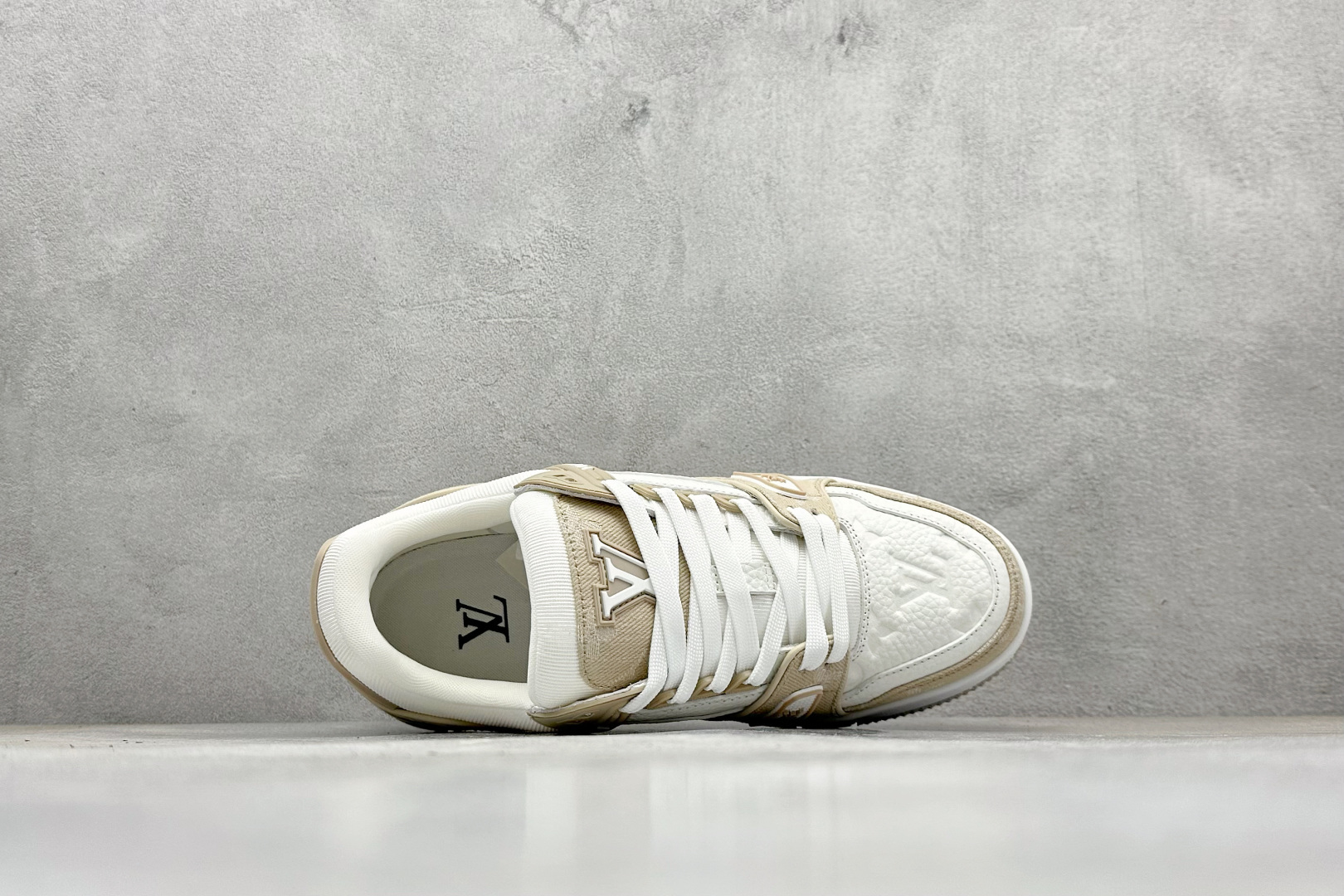 💰460
Lv Trainer X1 Max 版本 高奢经典巅峰
东莞纯原顶级高端复刻 外贸海外高订版 
全网独家半码 专柜统一尺码 
全网独家做到最大47码 偏大一码 45=46 46=47 47=48 独家私模 市场做到标准45
X1 Max版本做到（偏大一码）47码 海外专用高订版
路易-威登-（购入2025）最新原版1-1开发复刻 相似度百分之99 大货拿在手上无法辨别真假
全鞋身做工精细 进口西班牙3mm斗牛皮摔荔纹韧度拉力十足 鞋面压花长时间不会消失 独家网版开模侧边饰VU ITTON标志与正品完全一致 侧面白荔皮压花凹凸立体感直接媲美正品 新版正品欧斯耐高弹160垫脚 脚感超舒适 独家底磨特供双色TPU组合大底 大底采用进口橡胶树材质套包工艺 固特异缝合锁边空胶工艺 永不开胶断线。全套专柜24年底圣诞节限定包装，另有经典黄盒包装可选配。
Size：35-47
编码：60