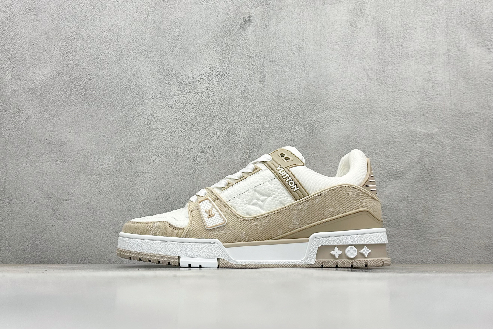 💰460
Lv Trainer X1 Max 版本 高奢经典巅峰
东莞纯原顶级高端复刻 外贸海外高订版 
全网独家半码 专柜统一尺码 
全网独家做到最大47码 偏大一码 45=46 46=47 47=48 独家私模 市场做到标准45
X1 Max版本做到（偏大一码）47码 海外专用高订版
路易-威登-（购入2025）最新原版1-1开发复刻 相似度百分之99 大货拿在手上无法辨别真假
全鞋身做工精细 进口西班牙3mm斗牛皮摔荔纹韧度拉力十足 鞋面压花长时间不会消失 独家网版开模侧边饰VU ITTON标志与正品完全一致 侧面白荔皮压花凹凸立体感直接媲美正品 新版正品欧斯耐高弹160垫脚 脚感超舒适 独家底磨特供双色TPU组合大底 大底采用进口橡胶树材质套包工艺 固特异缝合锁边空胶工艺 永不开胶断线。全套专柜24年底圣诞节限定包装，另有经典黄盒包装可选配。
Size：35-47
编码：60